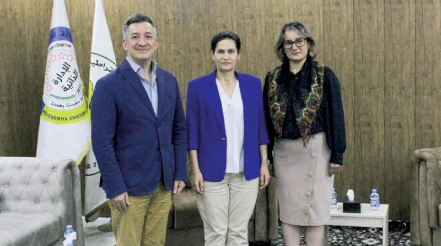 مبعوث «الخارجية الأميركية» الخاص إلى سوريا نيكولاس غرينجر خلال اجتماعه مع إلهام أحمد (في الوسط) الرئيسة التنفيذية لمجلس «مسد»... (مجلس سوريا الديمقراطية)