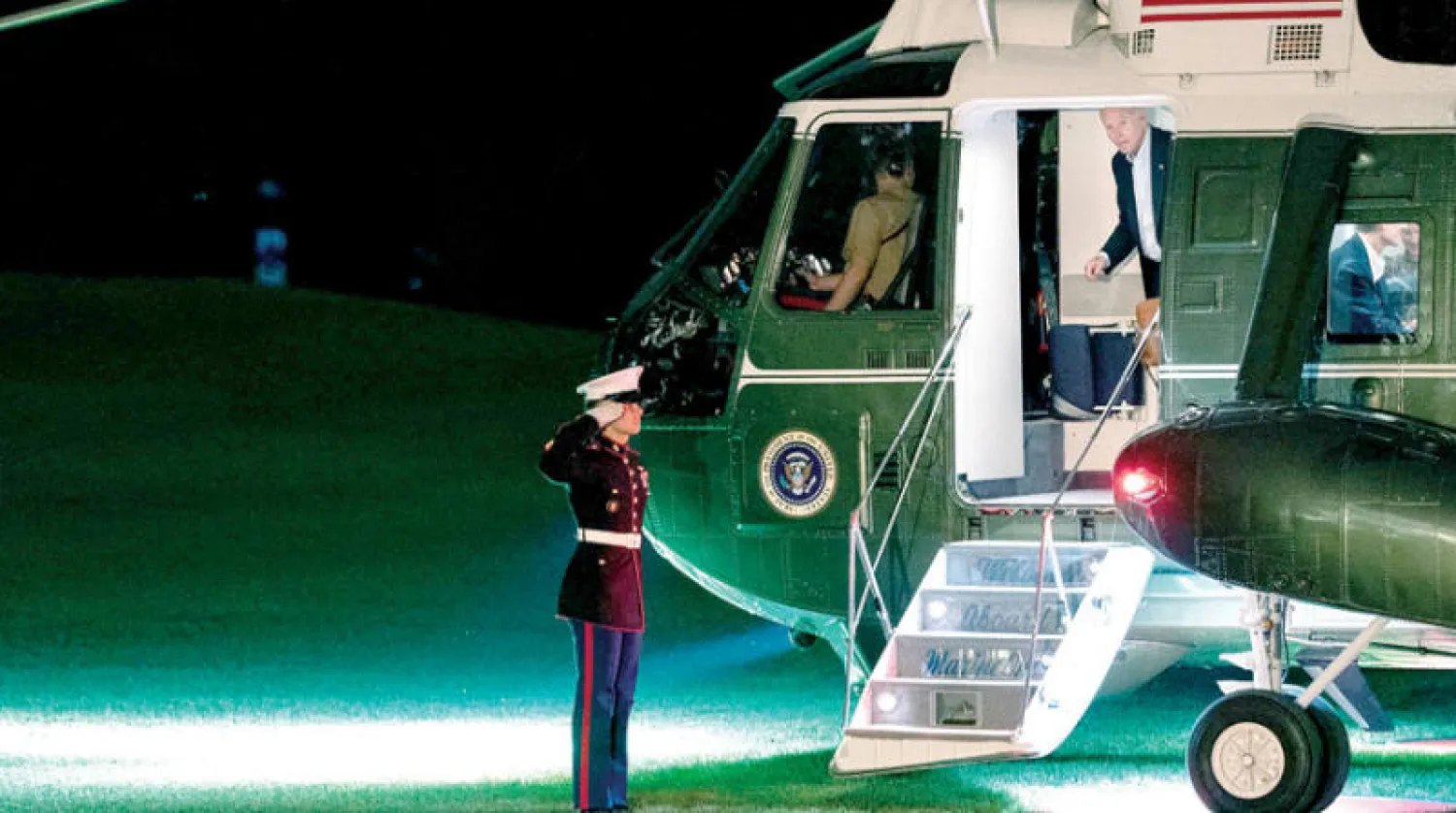 بايدن يهم بالنزول من «مارين وان» في البيت الأبيض أول من أمس (أ.ف.ب)