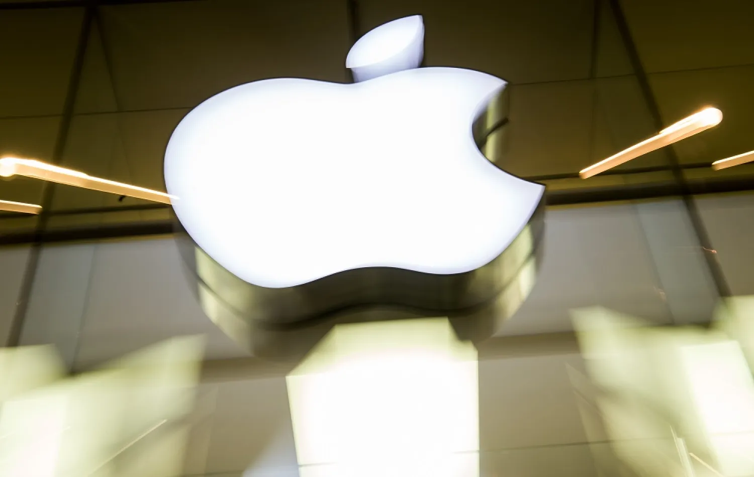 17 February 2016, Bavaria, Munich: The Apple logo shines on the facade of an Apple Store. (dpa)