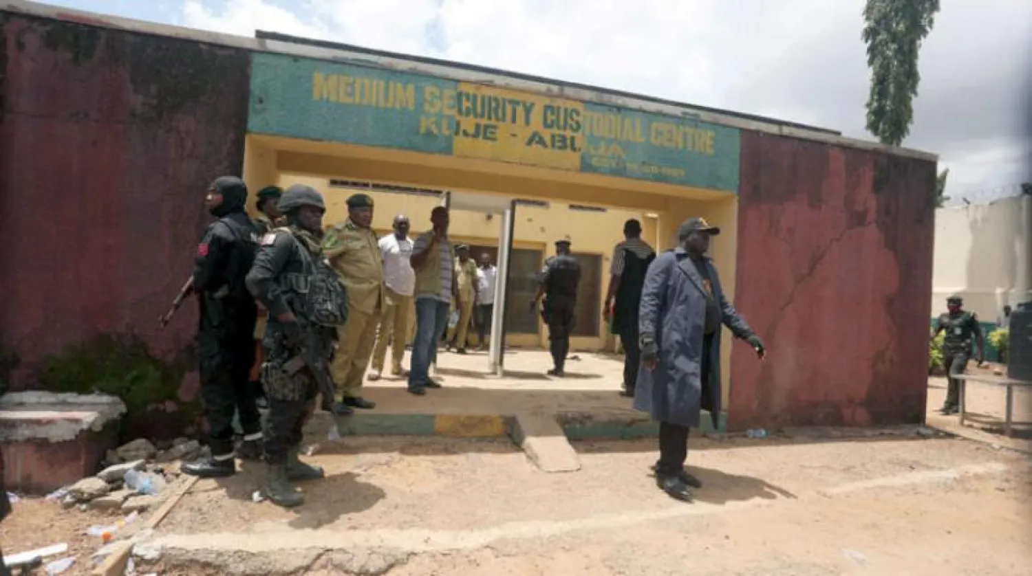 Silahlı kişilerin, geçtiğimiz Temmuz ayında hapishaneye saldırmasının ardından Abuja, Kogi’deki hapishanedeki yetkililer (AFP)