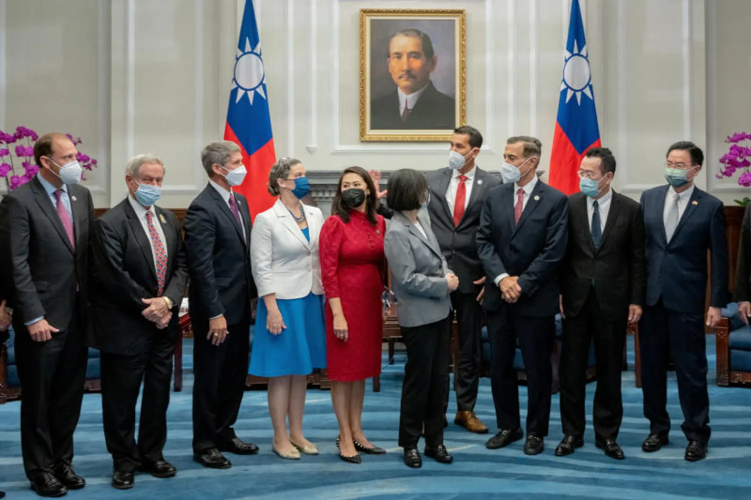 رئيسة تايوان تلتقي بالنائبة ميرفي وأعضاء الوفد الأميركي بمكتبها الرئاسي في تايبيه (رويترز)