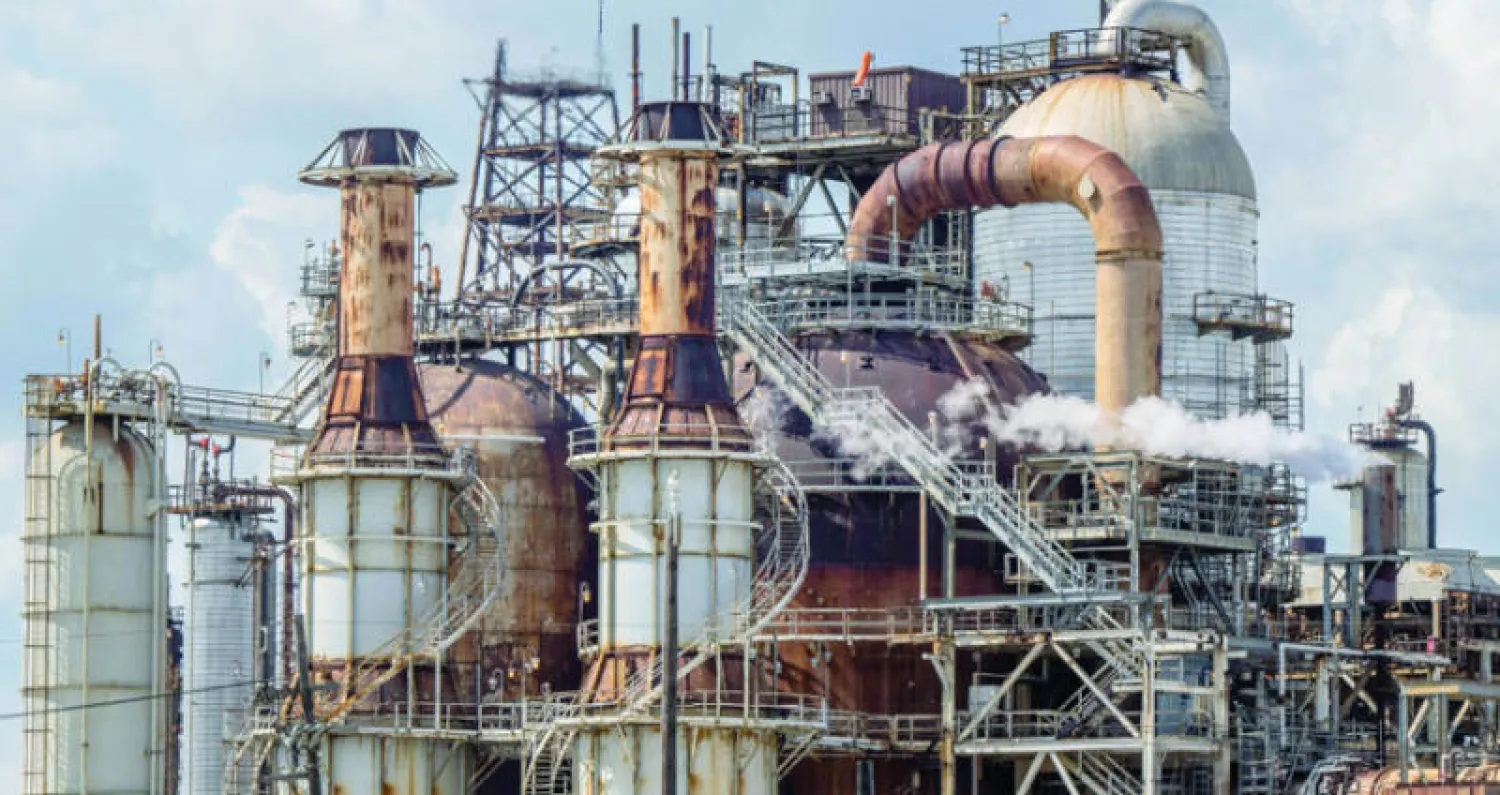 لا تزال أسواق النفط حائرة بين مخاطر الإغلاق الصيني والتهديدات الروسية بقطع الإمدادات لبعض المشترين (أ.ف.ب)