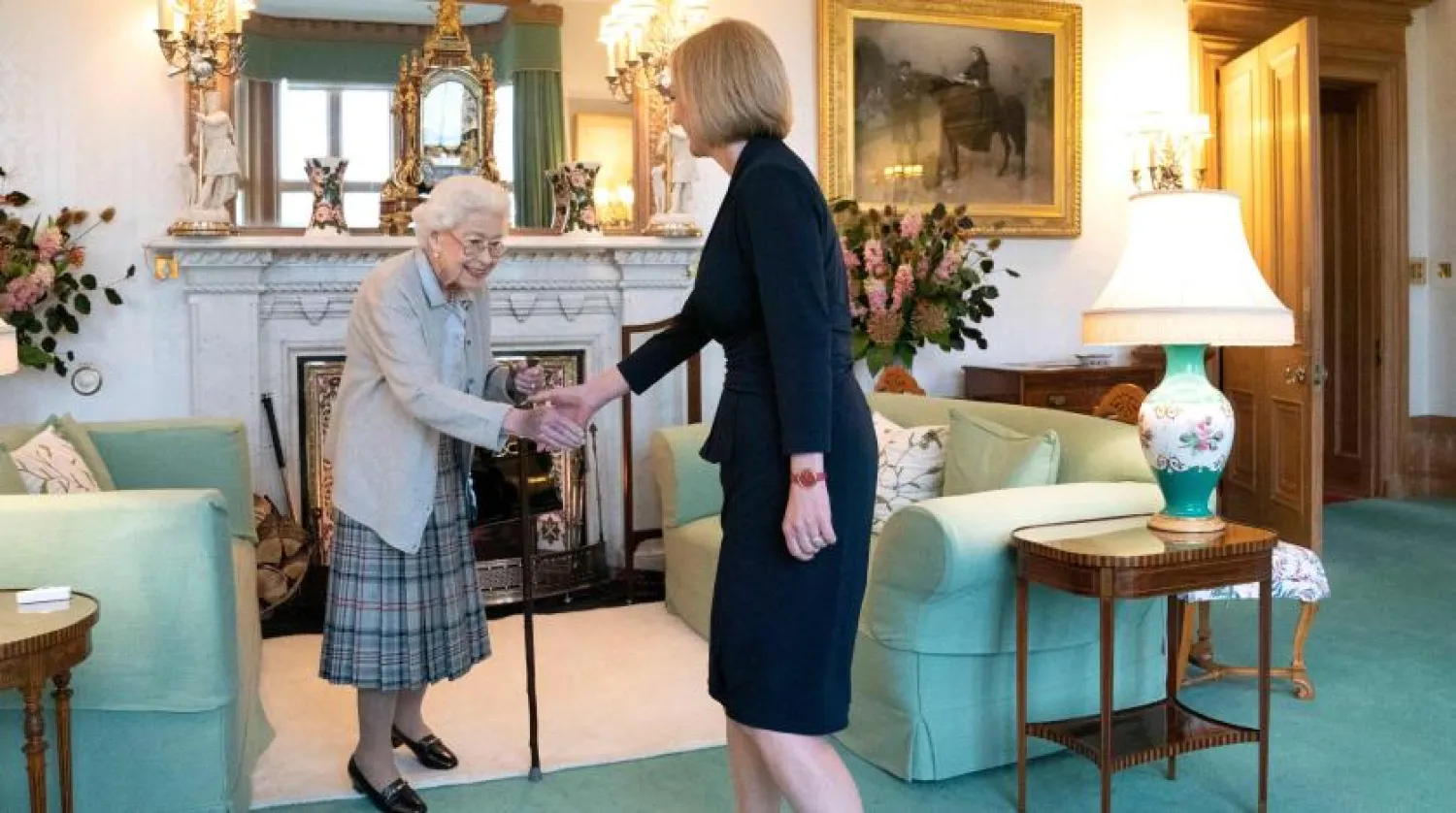 Kraliçe Elizabeth dün yeni Başbakan Liz Truss’ı kabul ettiği esnada (AFP)