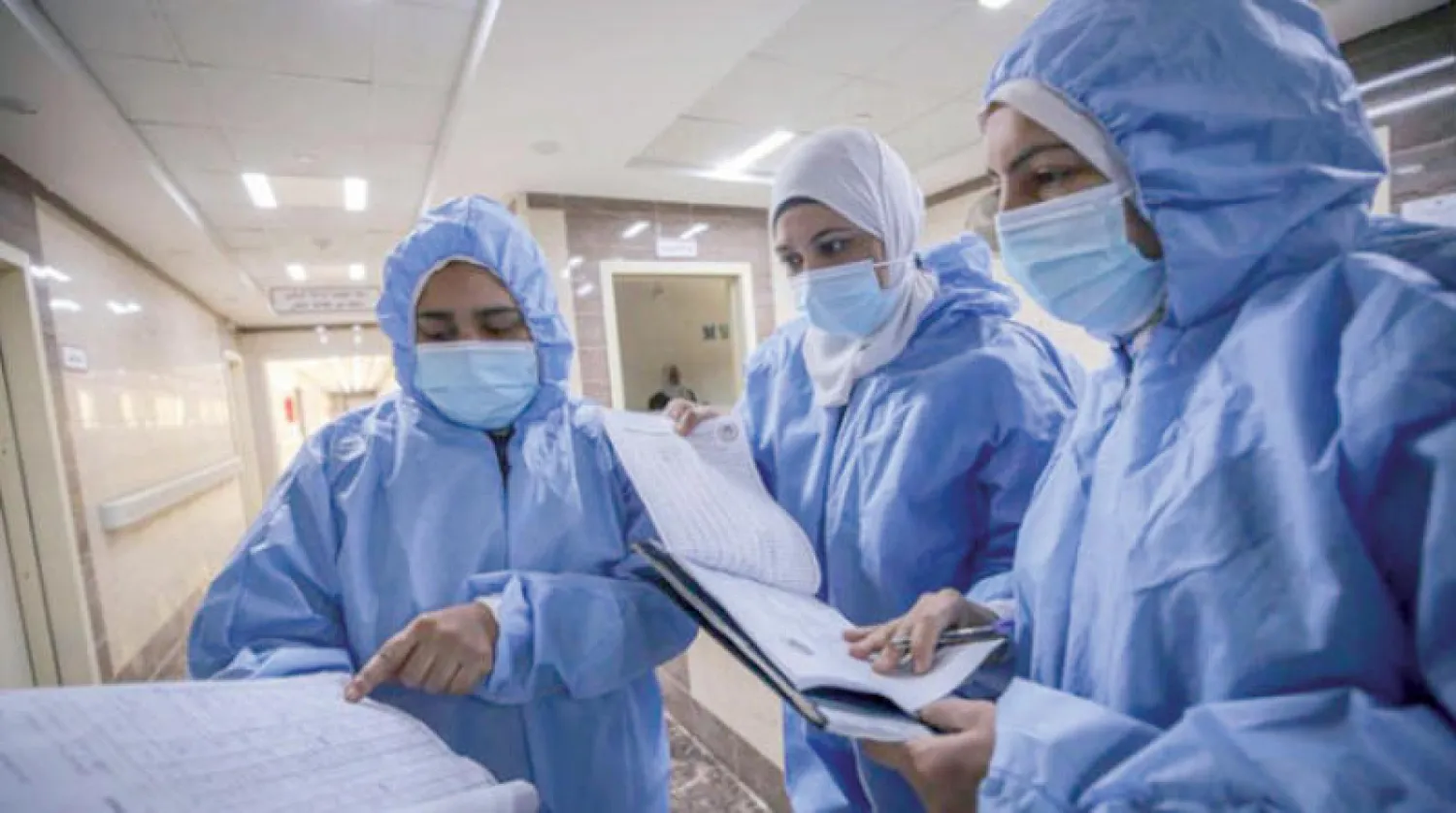 عاملات صحة في أحد أقسام العناية بمرضى «كورونا» في مستشفى بالقاهرة في أبريل 2021 (أرشيفية - د.ب.أ)