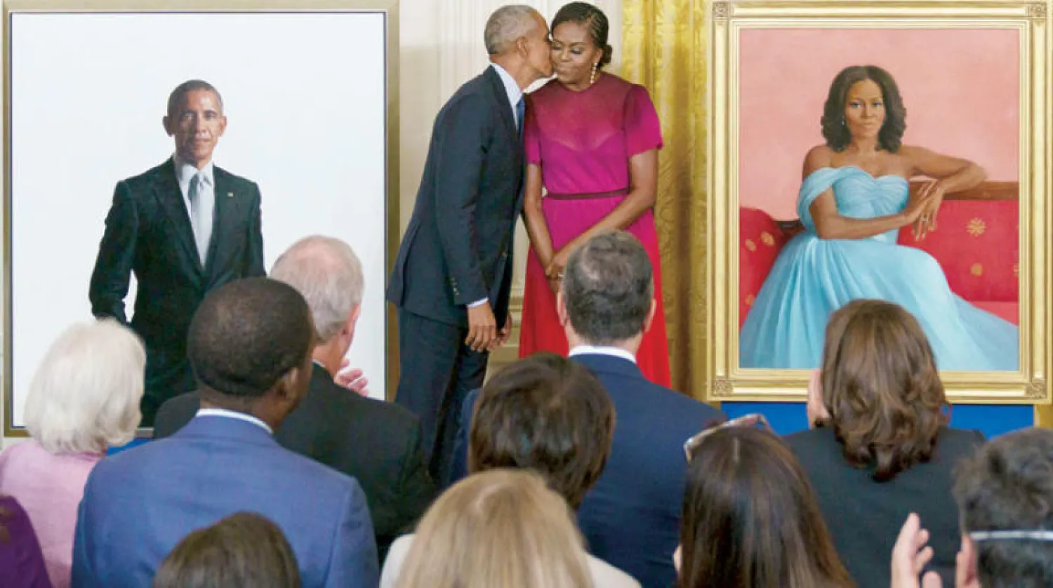 أوباما يقبل زوجته خلال الاحتفال في البيت الأبيض