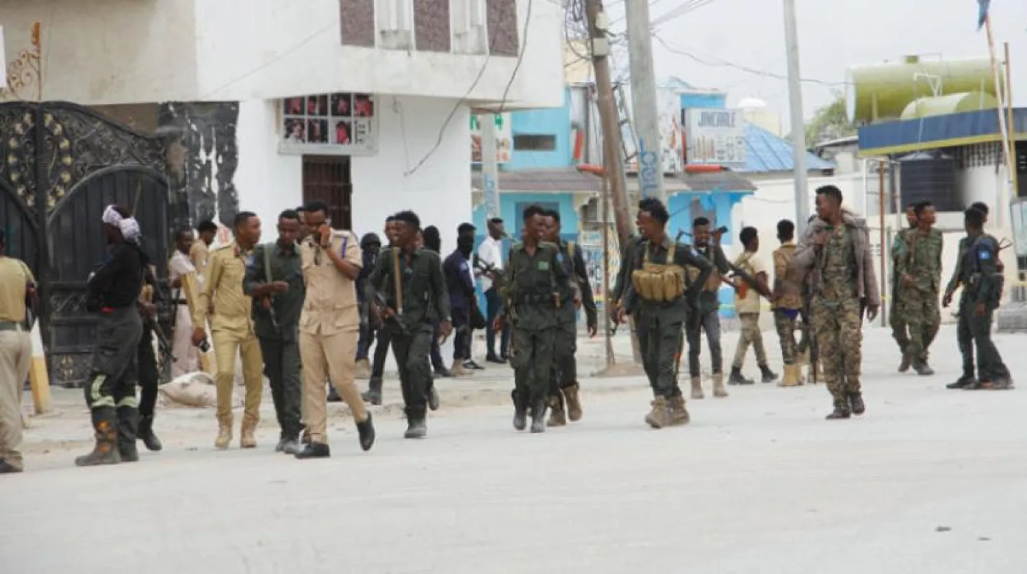 Somali güvenlik güçleri, 20 Ağustos'ta bir otele düzenlenen terörist saldırının ardından başkent Mogadişu'da devriye gezerken (AP)