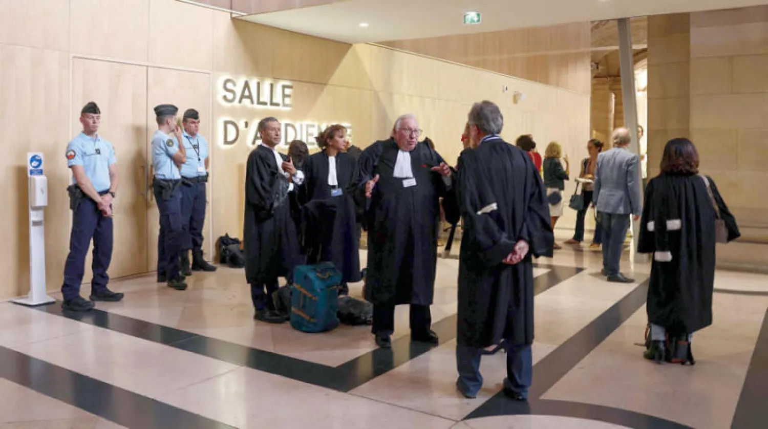 جنود من الشرطة الفرنسية بجانب المحامين في محكمة باريس في يوم افتتاح محاكمة ثمانية مشتبه بهم في هجوم مدينة نيس بعد أن قتل متطرف العشرات عبر قيادة شاحنة صدمت المئات من السكان المحليين والسياح (أ.ف.ب)