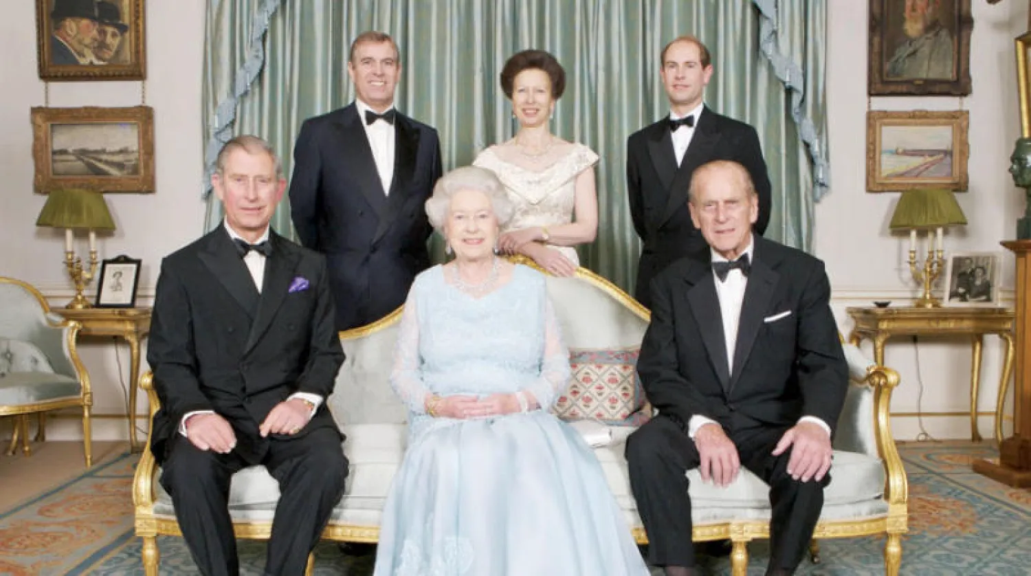 إليزابيث الثانية وفيليب برفقة أولادهما في «كلارنس هاوس» في نوفمبر 2007 (أ.ف.ب)