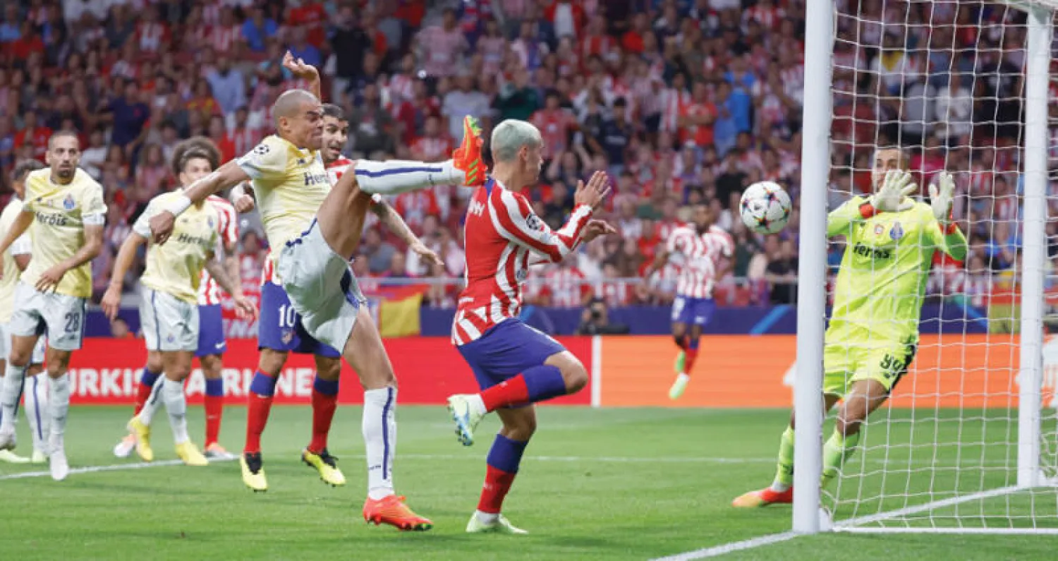 غريزمان يسجل في الوقت القاتل برأسه هدف انتصار أتليتيكو بمرمى بورتو (رويترز)