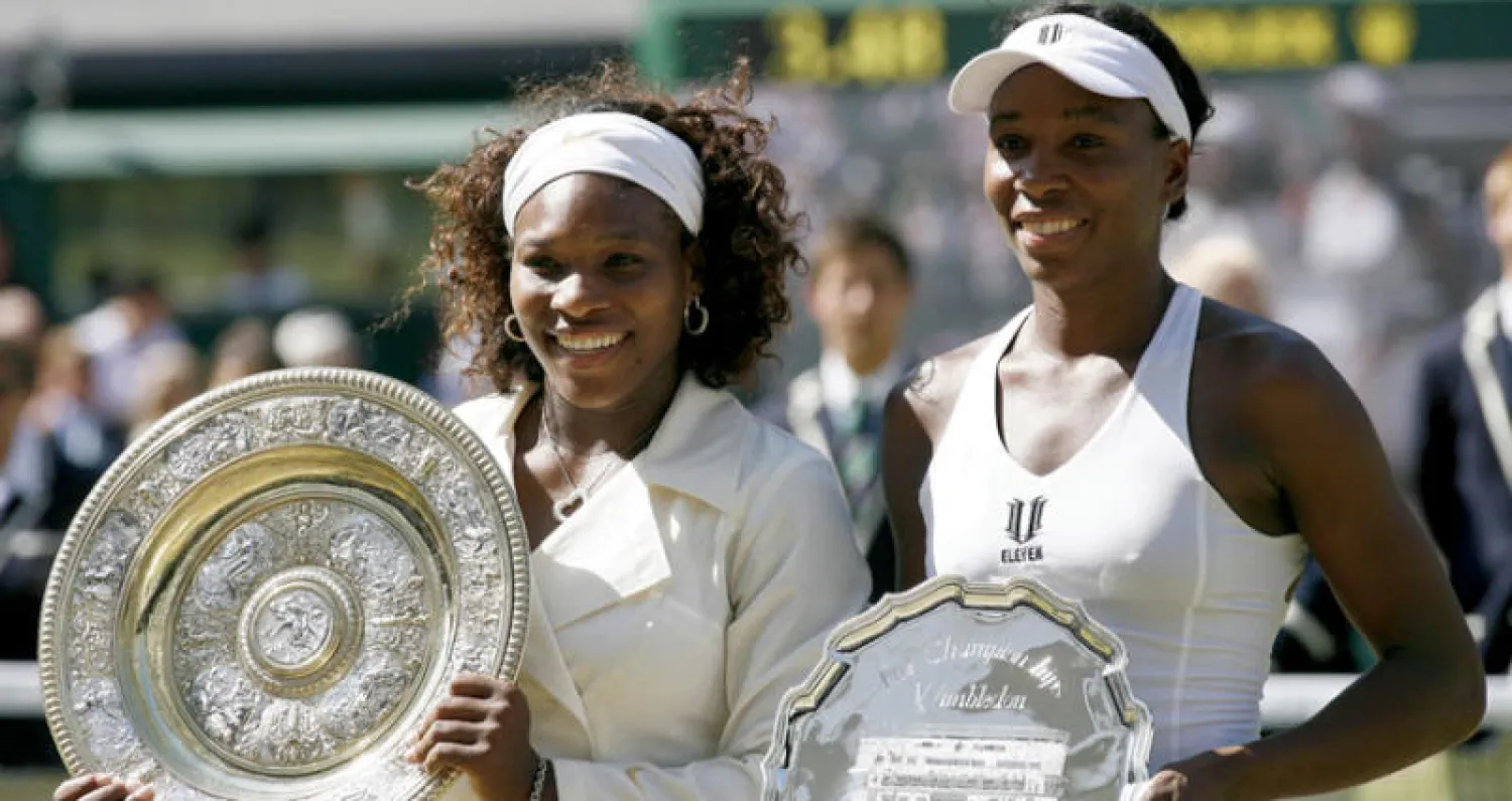 سيرينا ويليامز بعد الفوز على شقيقتها فينوس في نهائي بطولة ويمبلدون عام 2009 (غيتي)