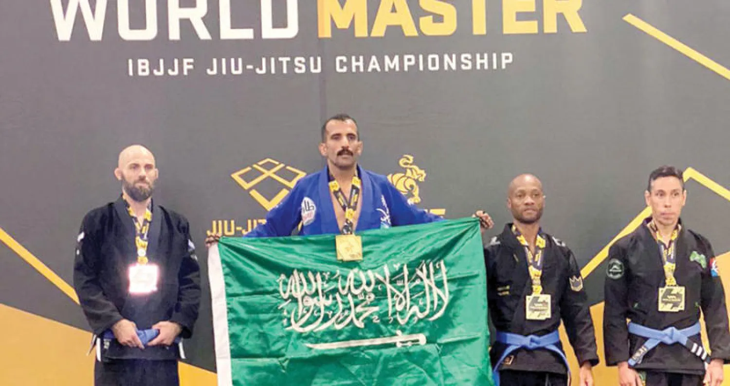 آل مخلص خلال أحد إنجازاته التي حققها لبلاده (الشرق الأوسط)