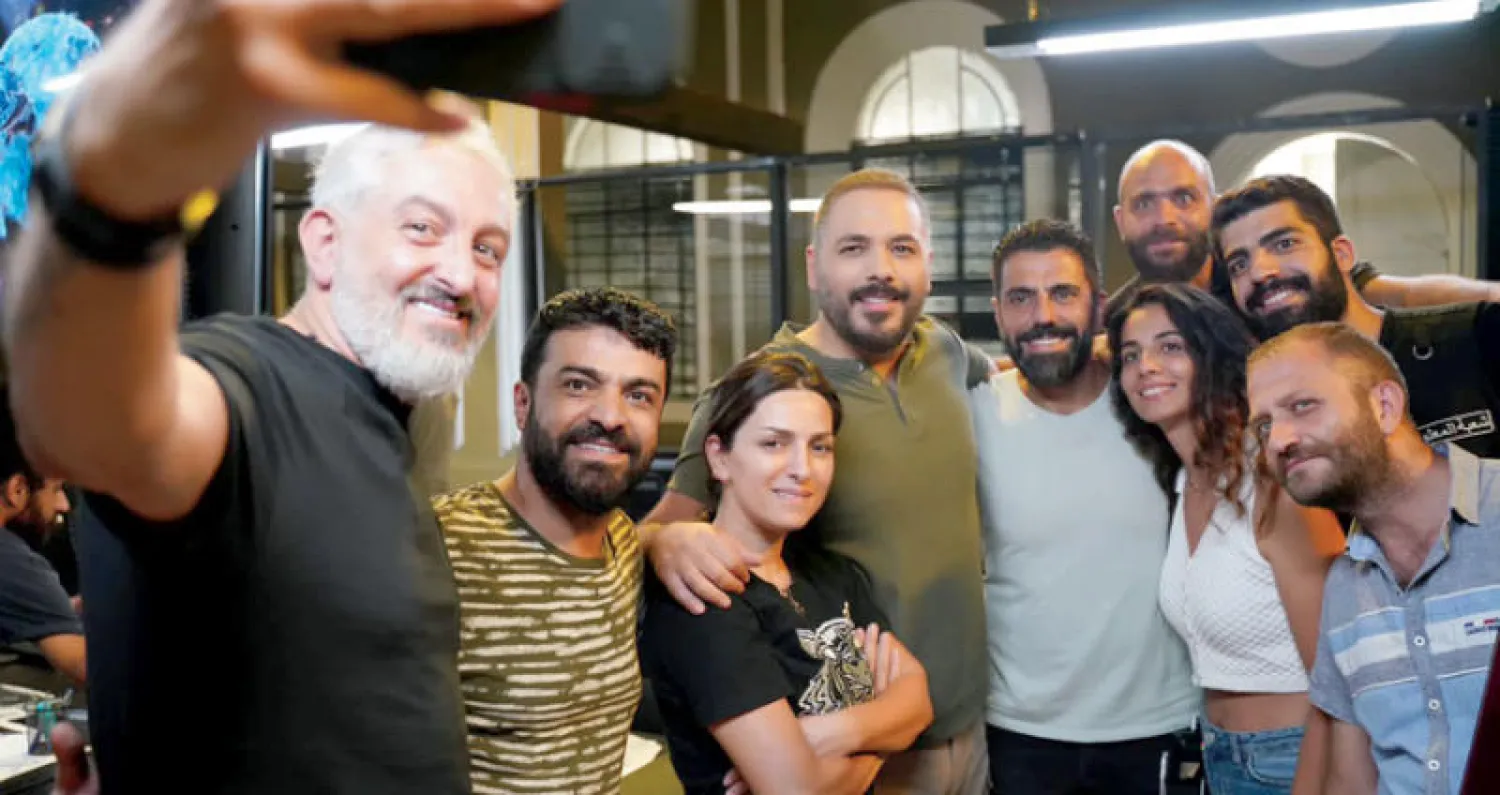 مع فريق عمل مسلسل «العين بالعين» (الشرق الأوسط)