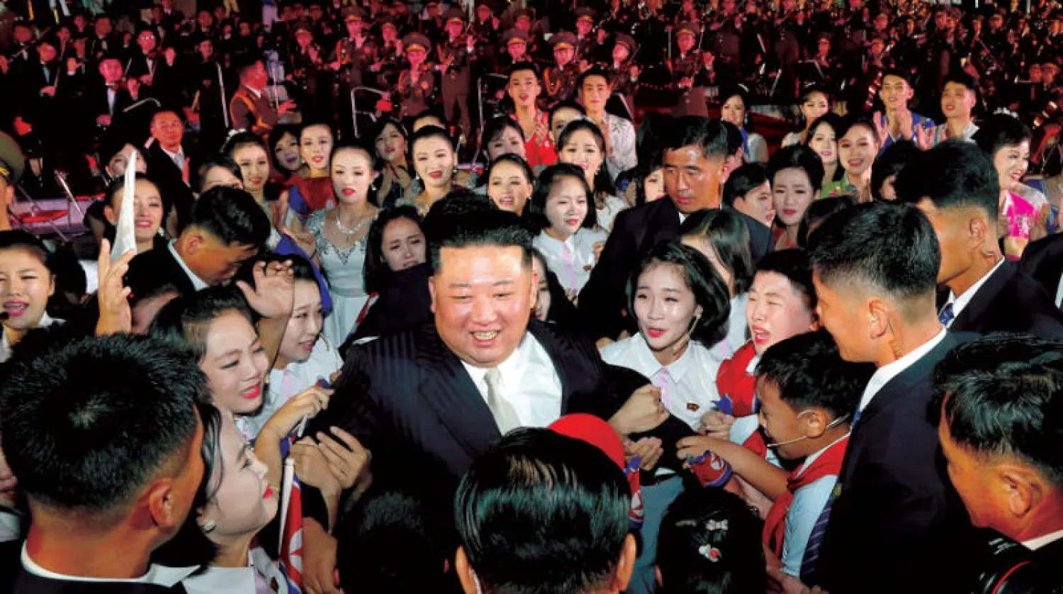 صورة وزعتها وكالة الأنباء الرسمية في كوريا الشمالية لكيم جونغ أون خلال الاحتفالات في بيونغ يانغ بذكرى استقلال بلاده الـ74 أمس (رويترز)