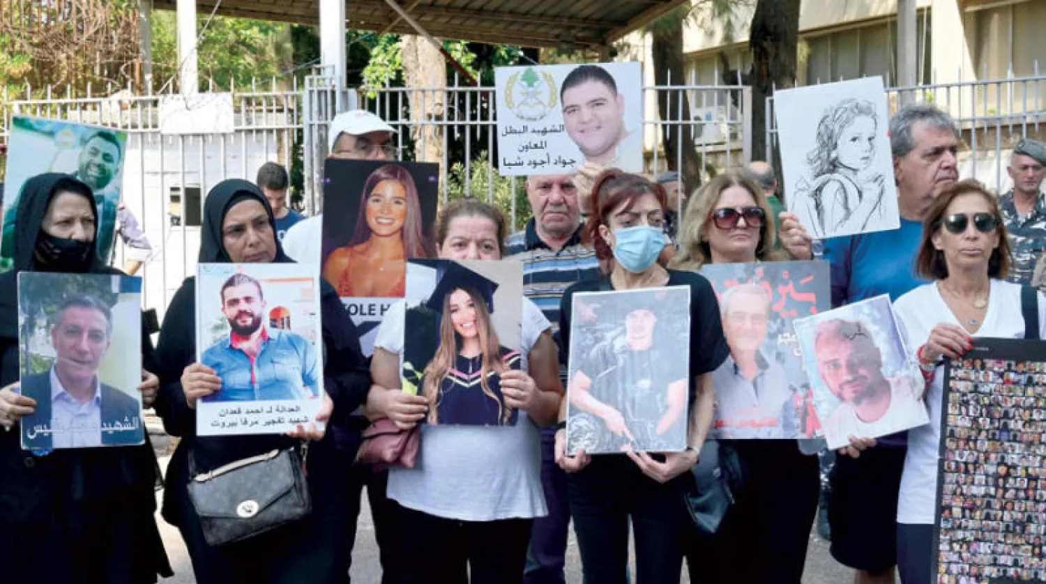 جانب من وقفة احتجاج لأهالي ضحايا انفجار مرفأ بيروت أمام قصر العدل (إ.ب.أ)