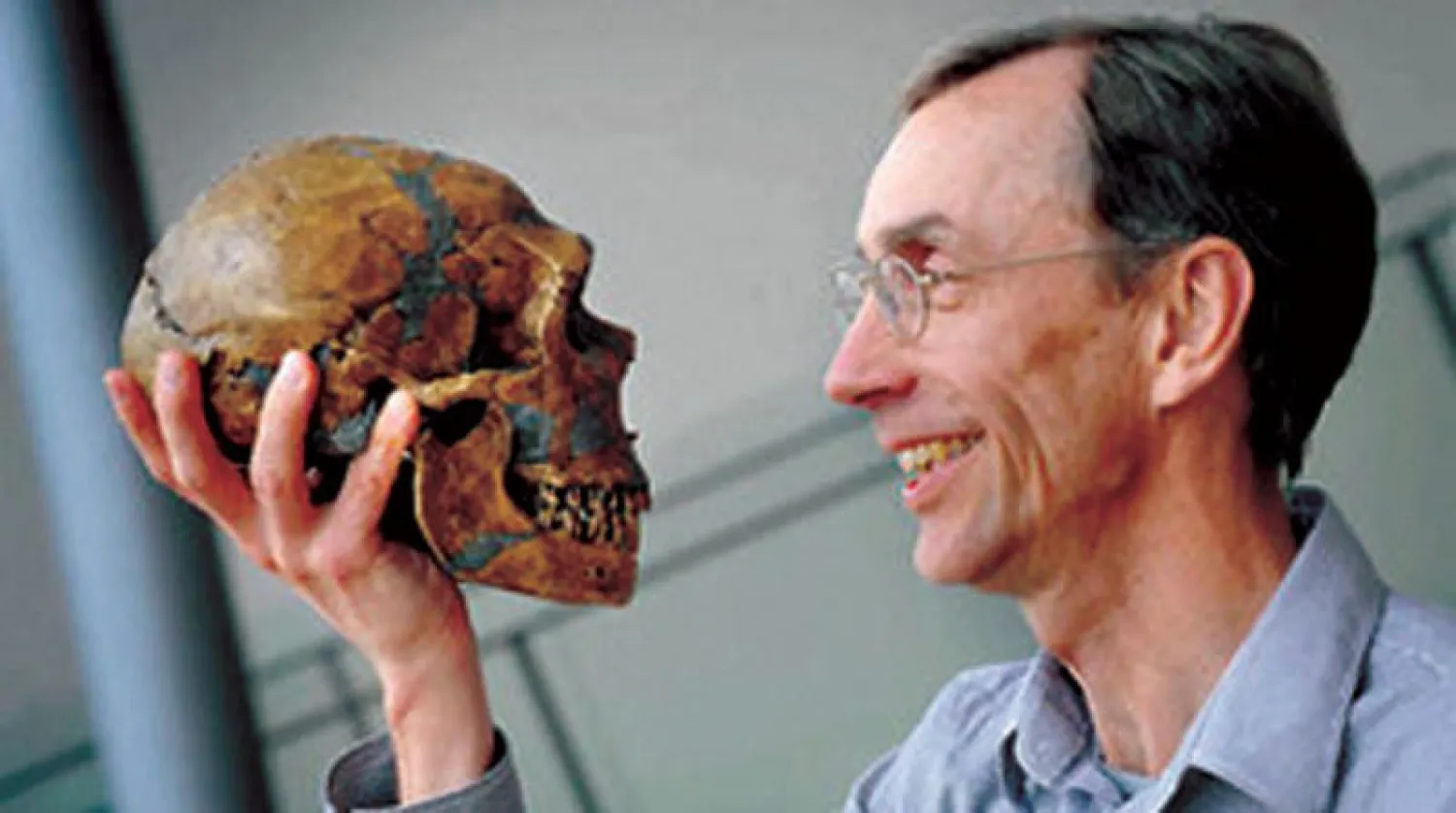 سفانتي بابو الباحث بـ»ماكس بلانك» يحمل جمجمة إنسان نياندرتال