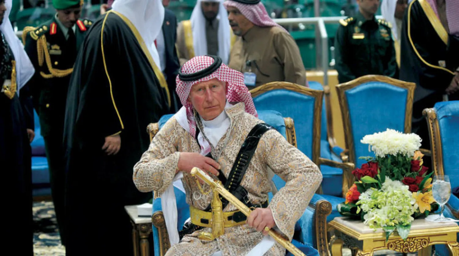الأمير تشارلز يستعد للمشاركة في رقصة العرضة السعودية بالدرعية في 18 فبراير 2014 (أ.ف.ب)
