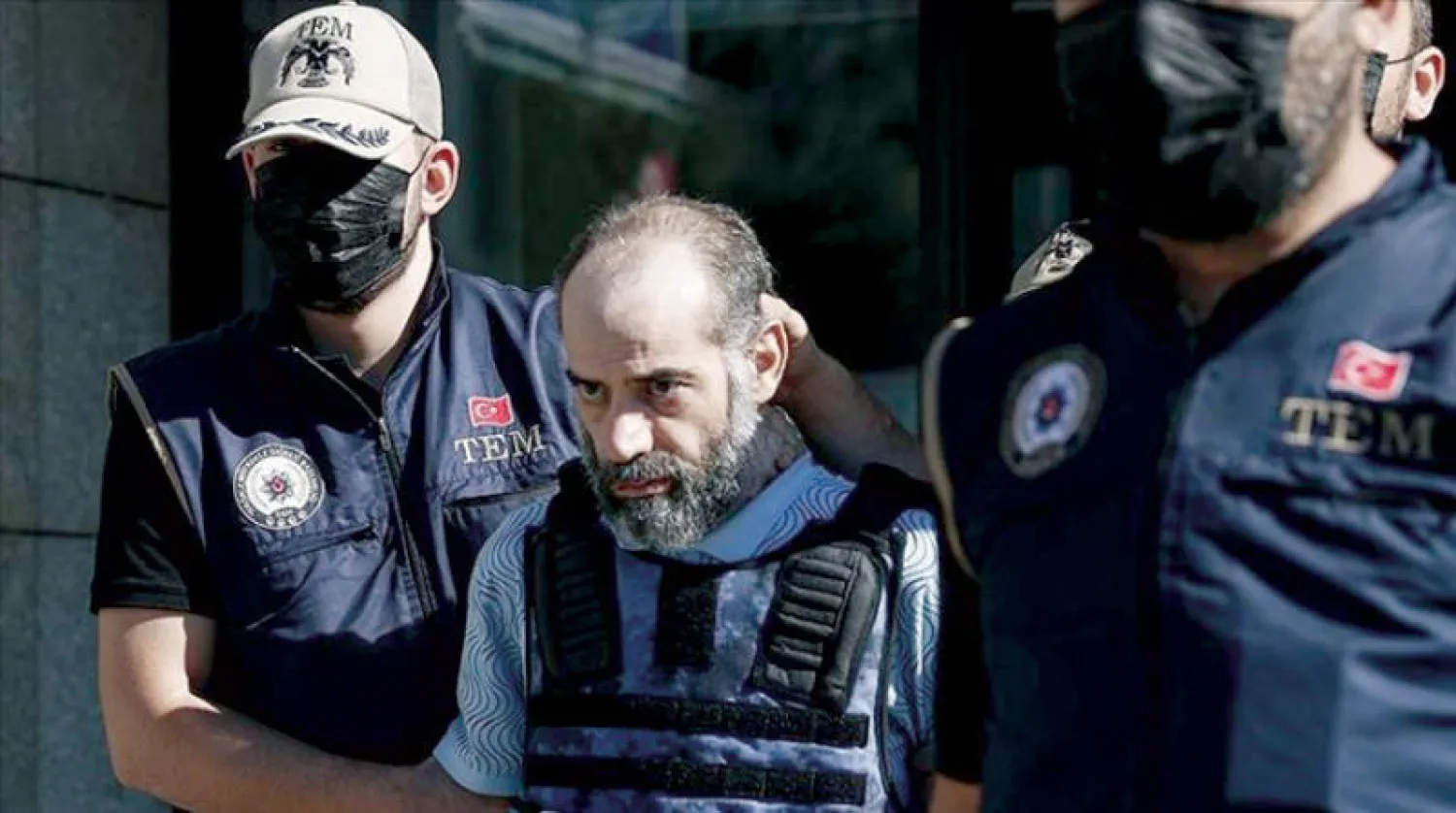 الصميدعي أثناء اقتياده إلى القصر العدلي في إسطنبول صباح الجمعة (الأناضول)