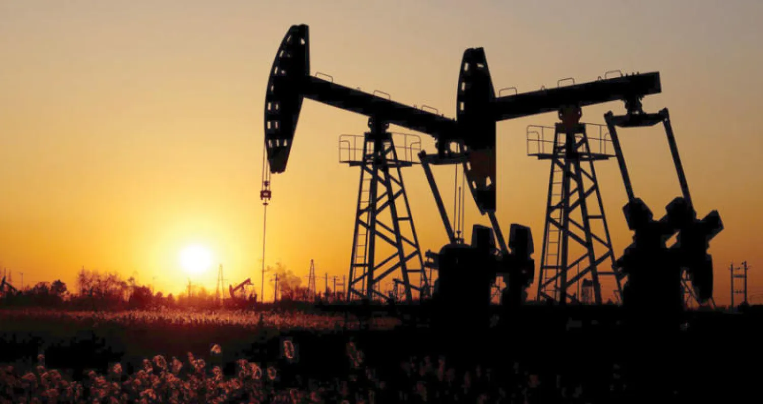 ارتفعت أسعار النفط أكثر من 3% خلال جلسة الجمعة معوضة أغلب خسائر الأسبوع (رويترز)
