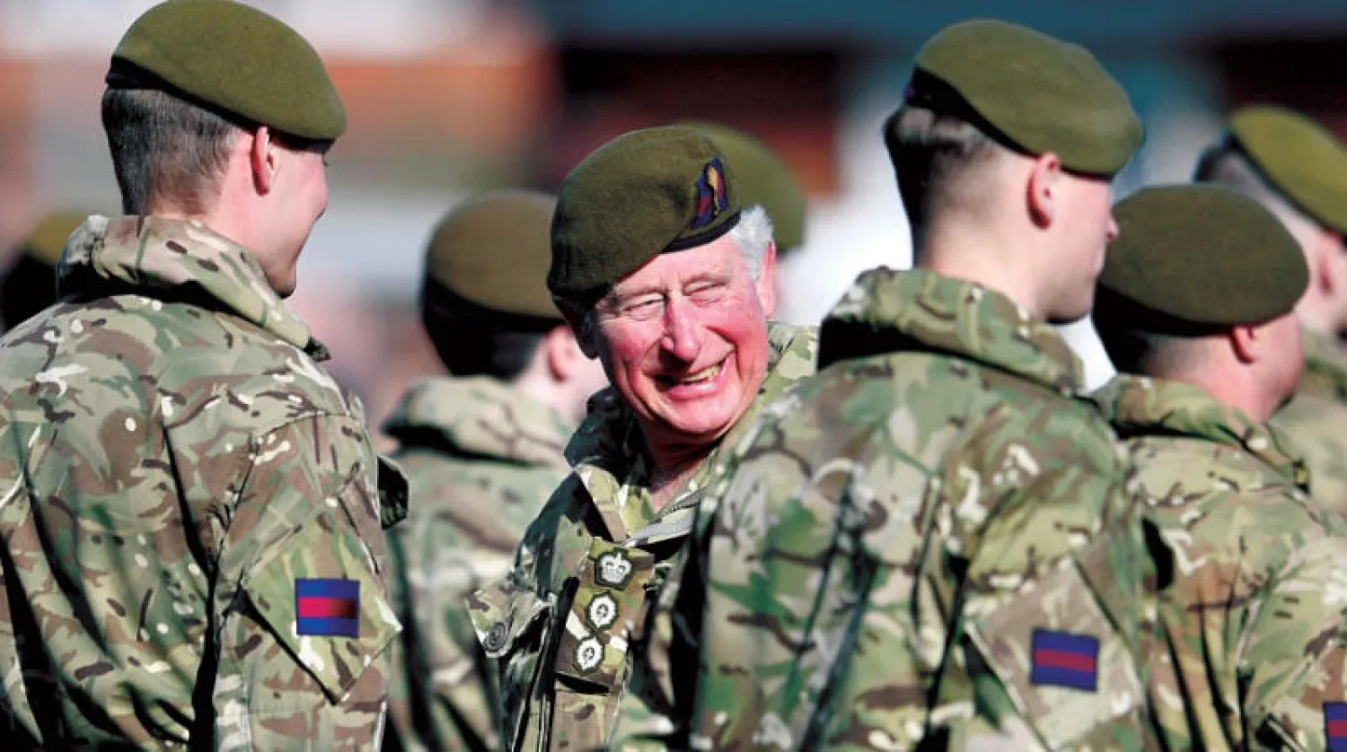 تشارلز يقدم ميداليات للكتيبة الأولى من حرس ويلز في 19 فبراير 2019 (إ.ب.أ)