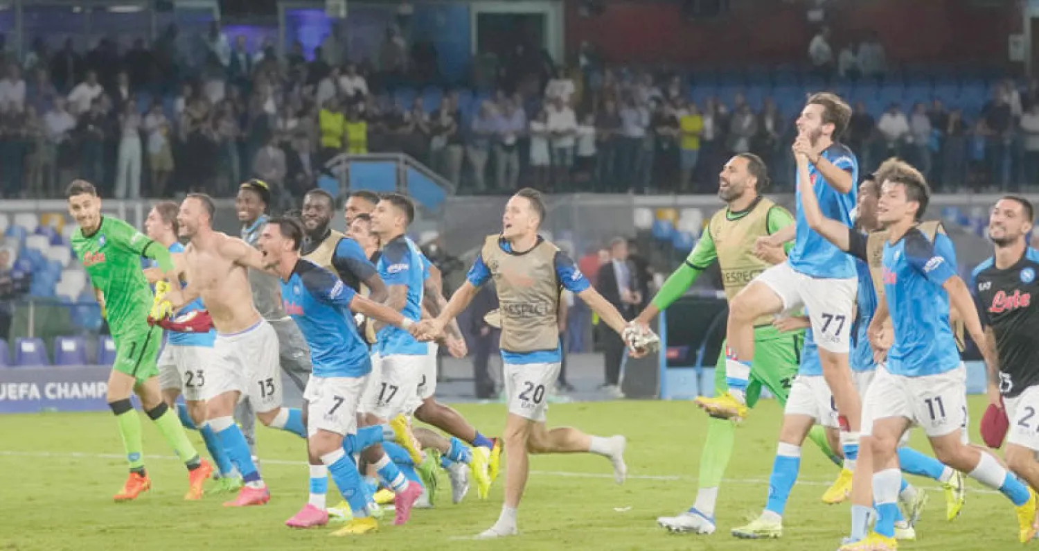 نابولي المنتشي بسحق ليفربول دولياً يتطلع لمواصلة انطلاقته محلياً (أ.ب)