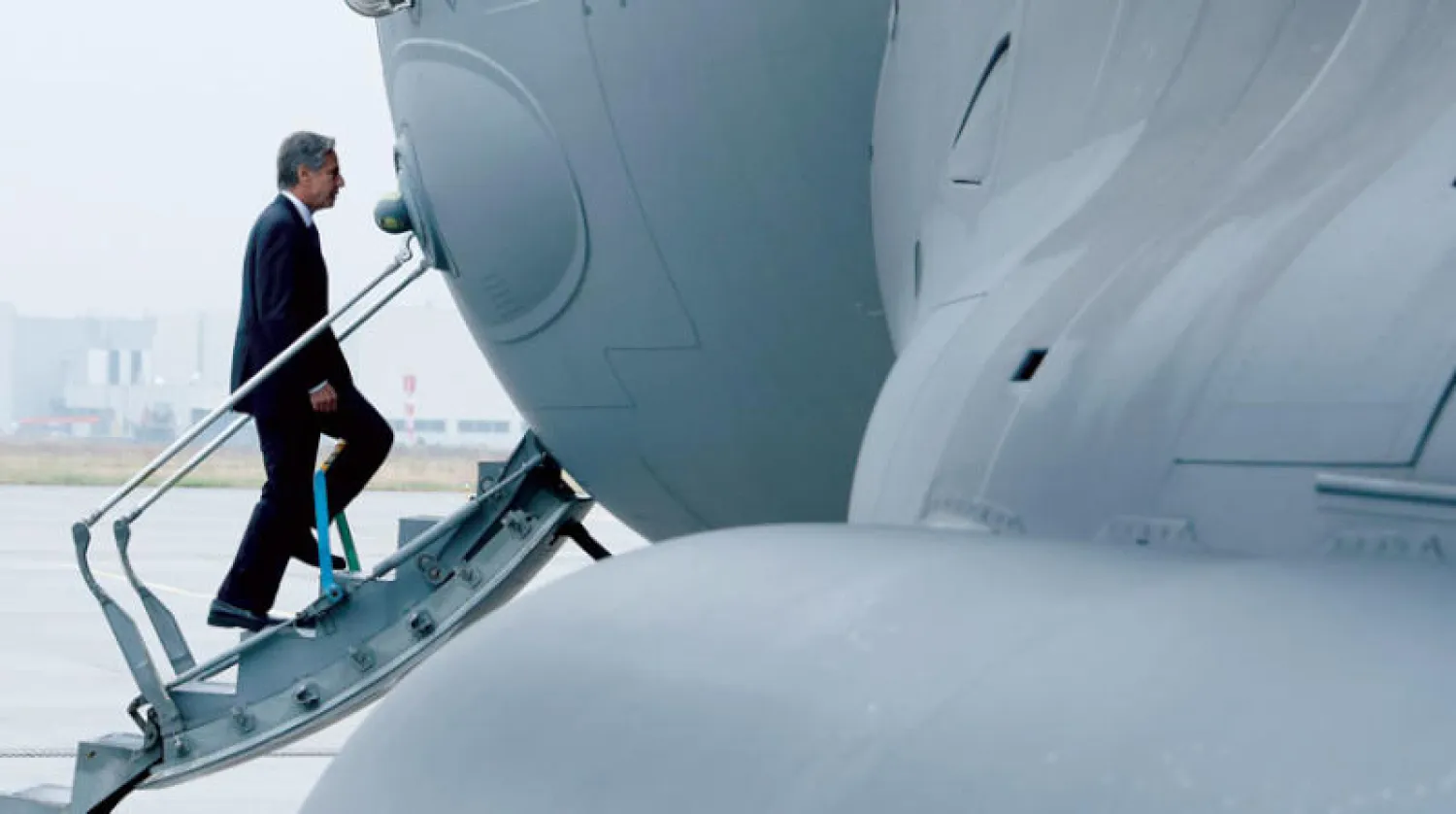 بلينكن في طريقه إلى بروكسل من مطار رزيسزو - ياشونكا ببولندا أمس (أ.ب)