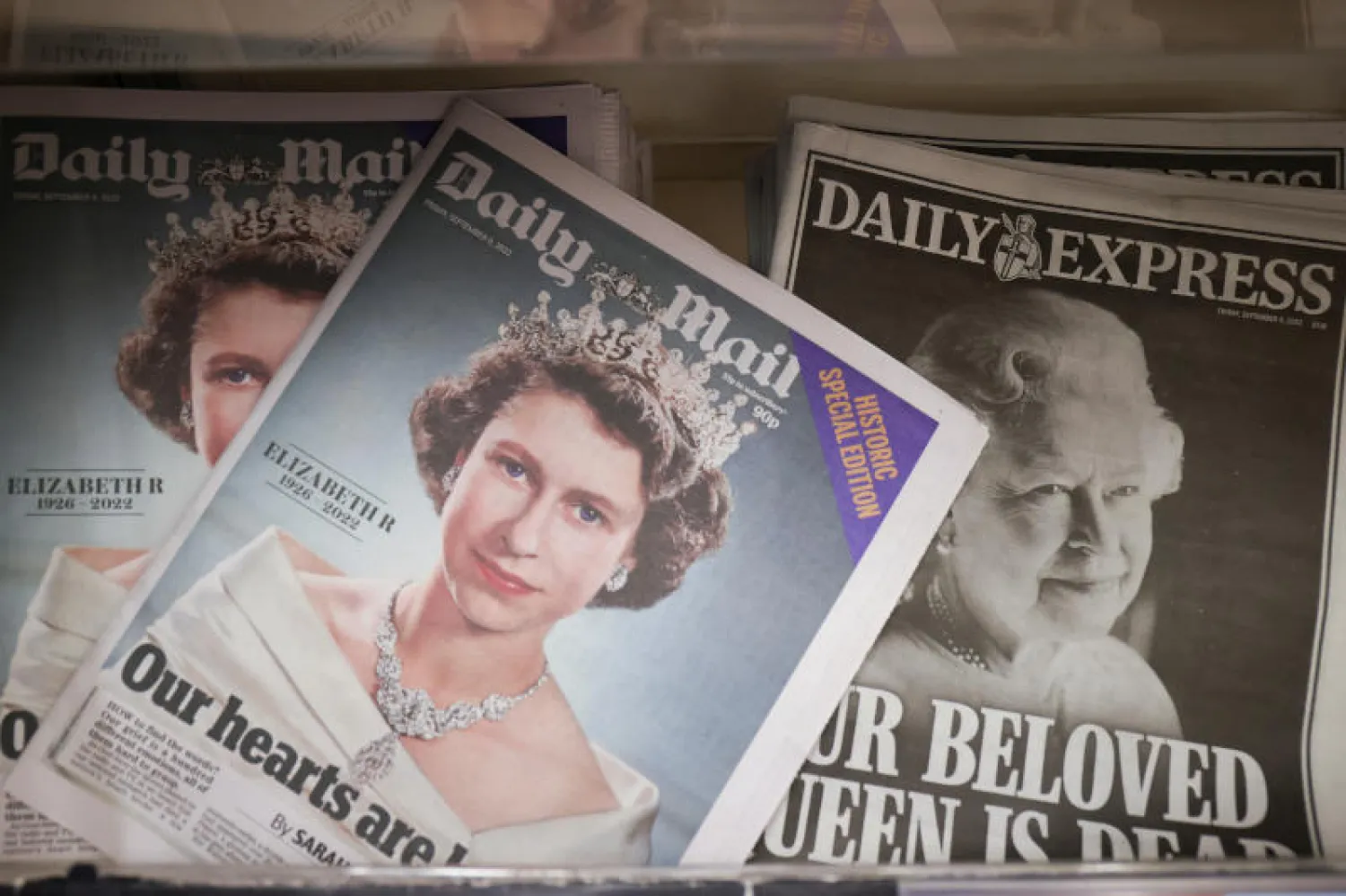 صحف تُظهر خبر وفاة الملكة إليزابيث الثانية على صفحاتها الأولى (رويترز)