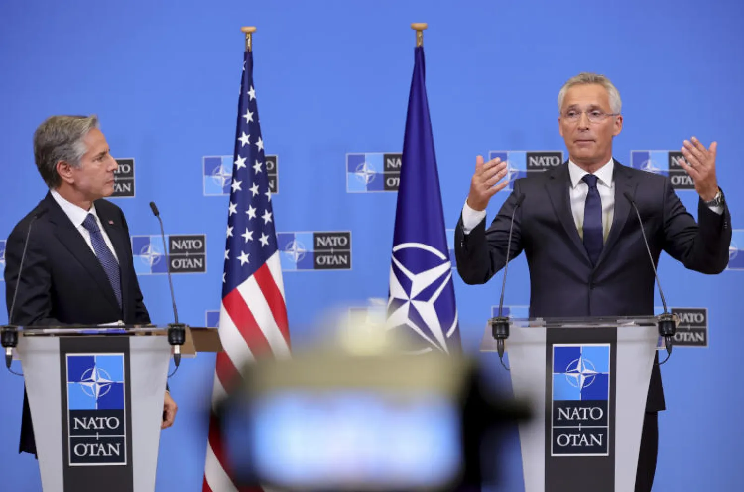 بلينكن مع ستولتنبرغ في بروكسل (أ.ب)