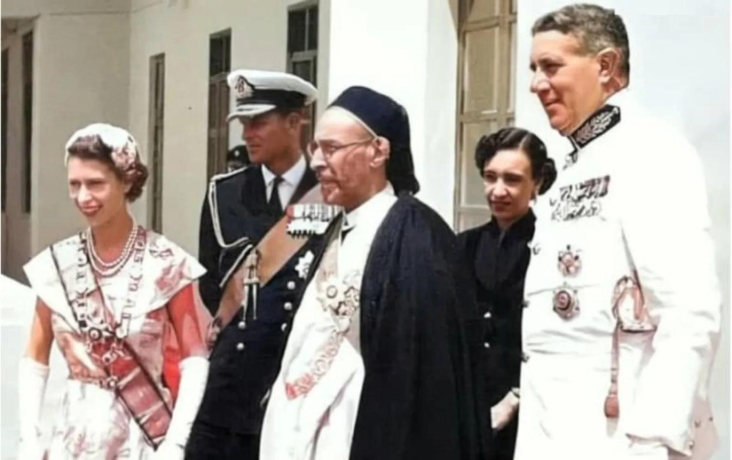 الملك الليبي الراحل إدريس السنوسي مستقبلاً الملكة إليزابيث الثانية بمدينة طبرق عام 1954 (صورة متداولة على تويتر)