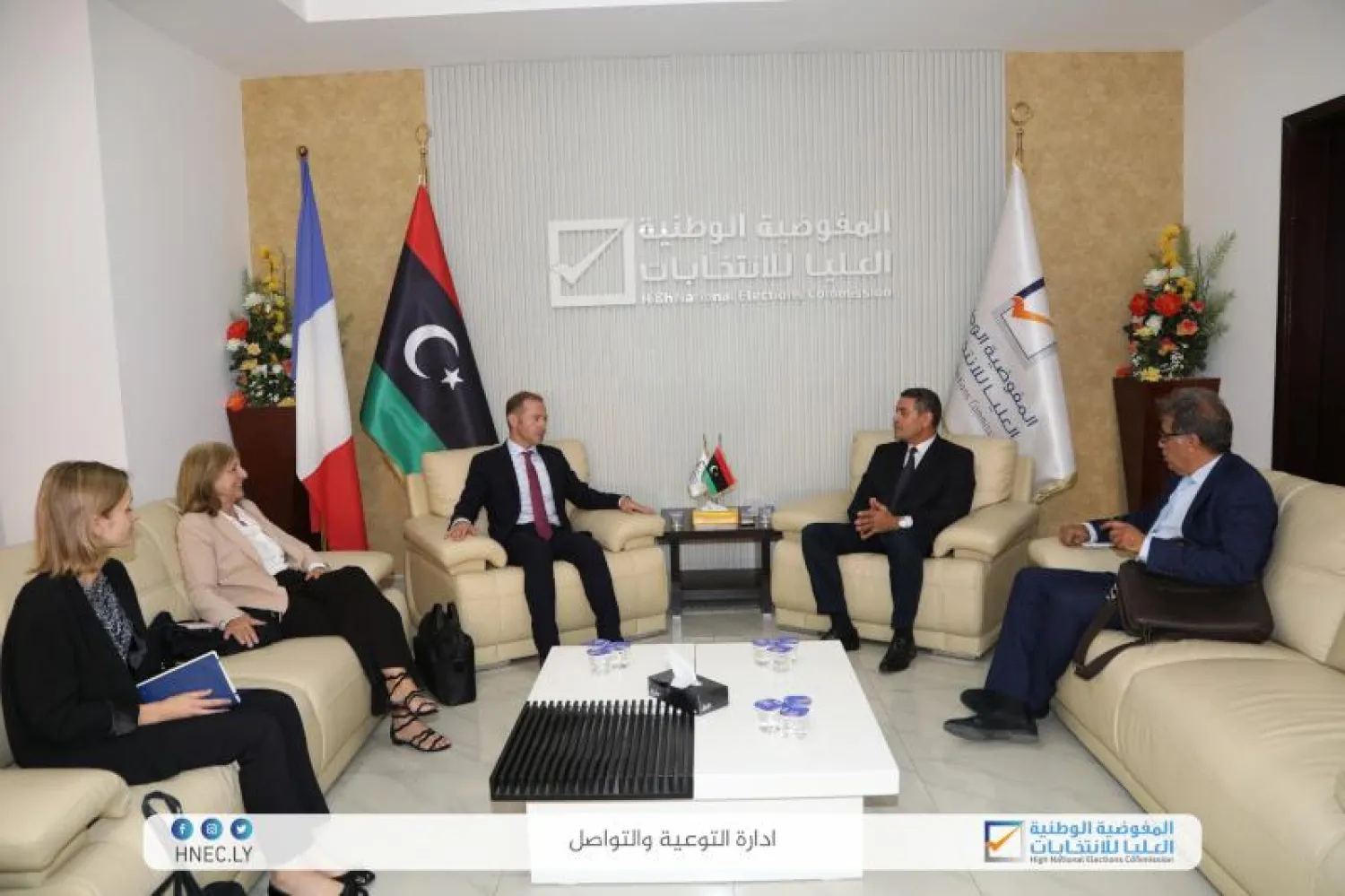 السائح رئيس المفوضية العليا للانتخابات الليبية مستقبلاً بول سولير المبعوث الخاص الفرنسي لدولة ليبيا أمس (المفوضية)