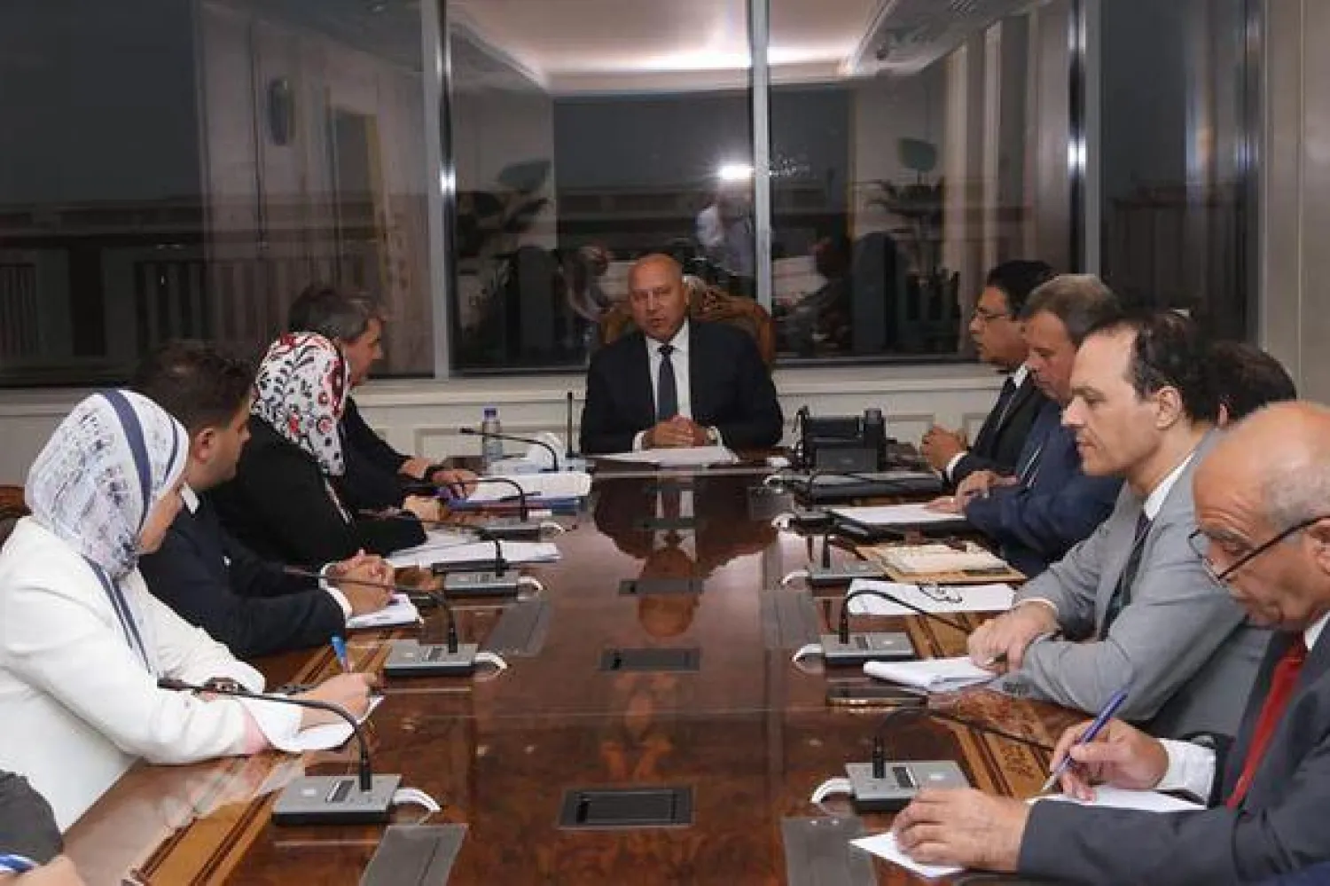 وزير النقل المصري خلال اجتماعه ومسؤولي البنك الأوروبي للاستثمار (وزارة النقل المصرية)