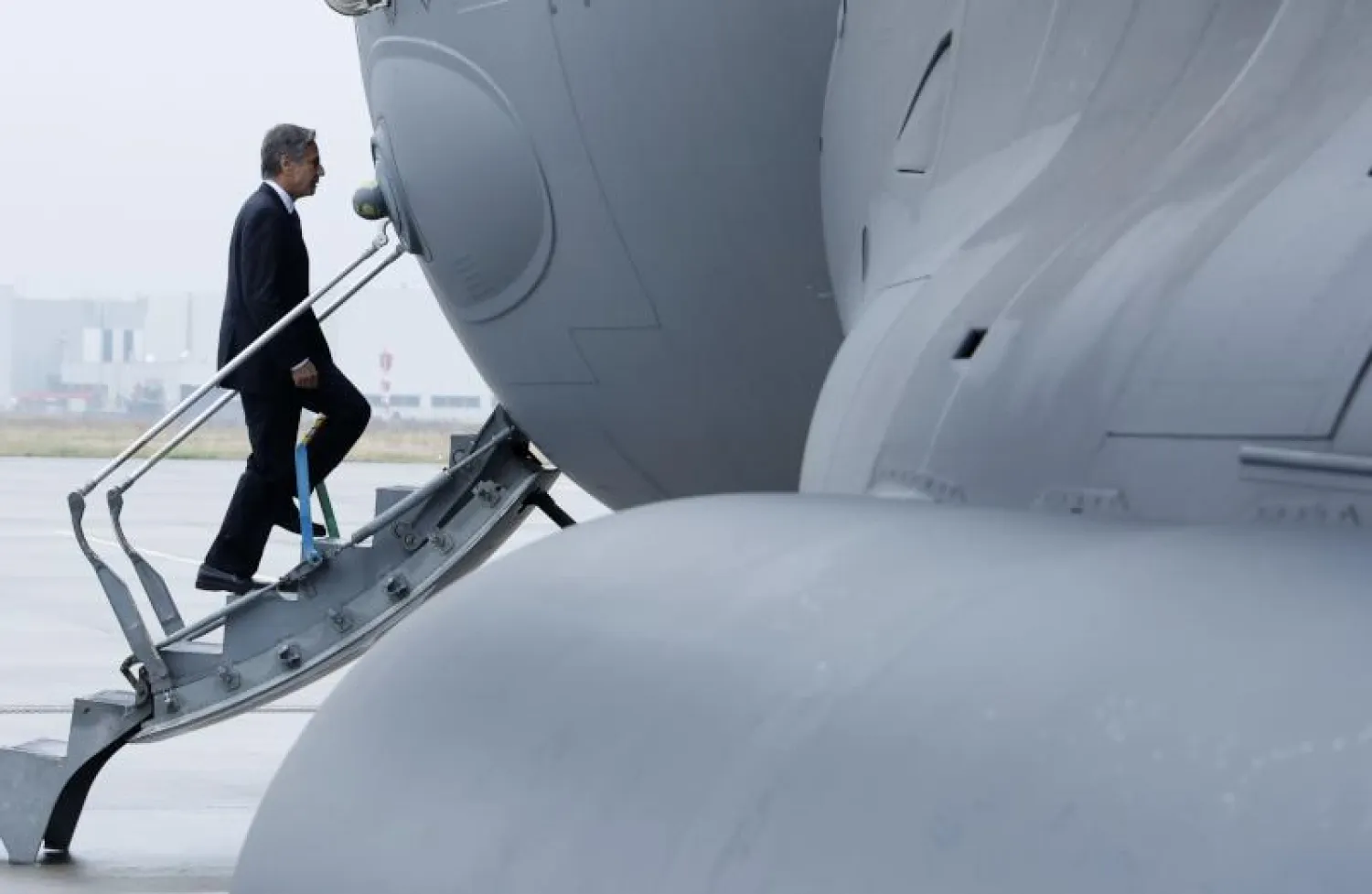 بلينكن يصعد على متن طائرة للسفر إلى بروكسل في مطار رزيسزو-ياشونكا في بولندا اليوم (أ.ب)