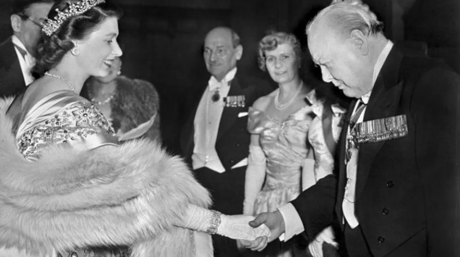 Kraliçe 2. Elizabeth, 1950 yılında iki kez İngiltere Başbakanı olan Winston Churchill ile el sıkışıyor (AFP)