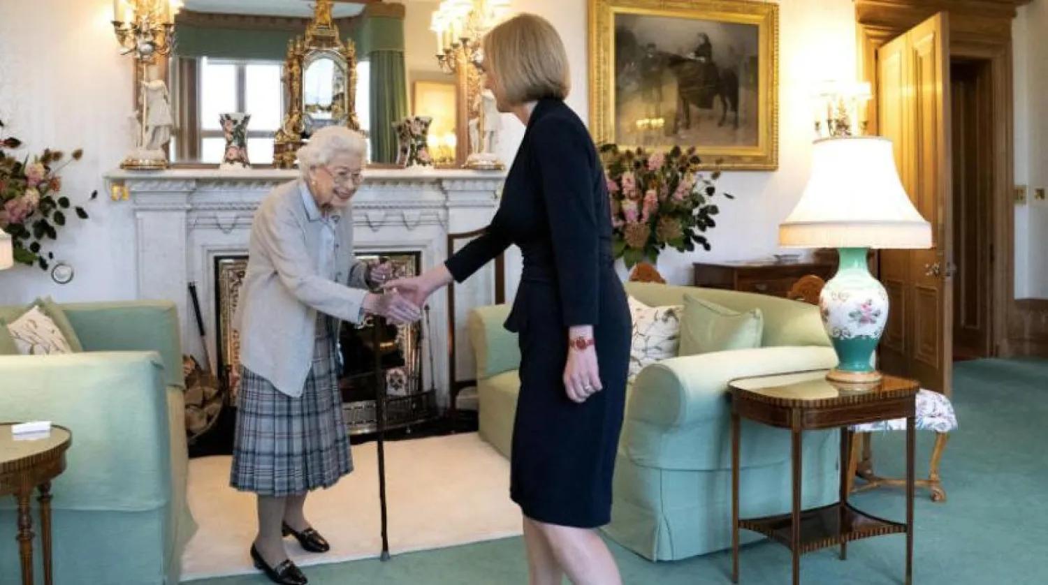 Kraliçe 2. Elizabeth hükümeti kurması için Salı günü  Liz Truss'ı görevlendirmişti (AP)
