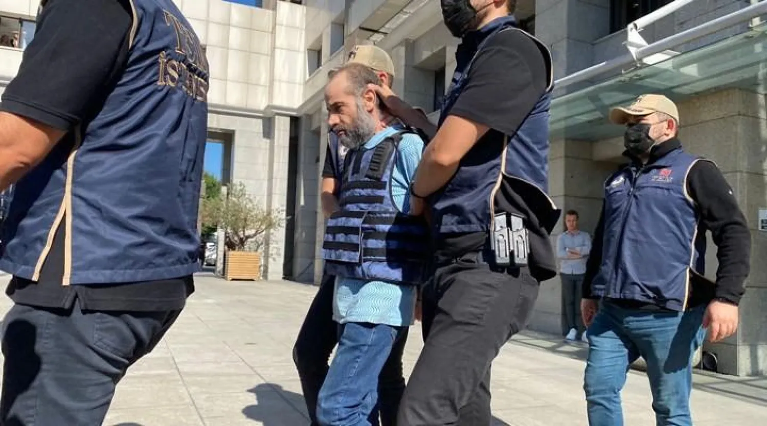 الصميدعي اثناء اقتياده إلى القصر العدلي في إسطنبول صباح الجمعة (الأناضول)