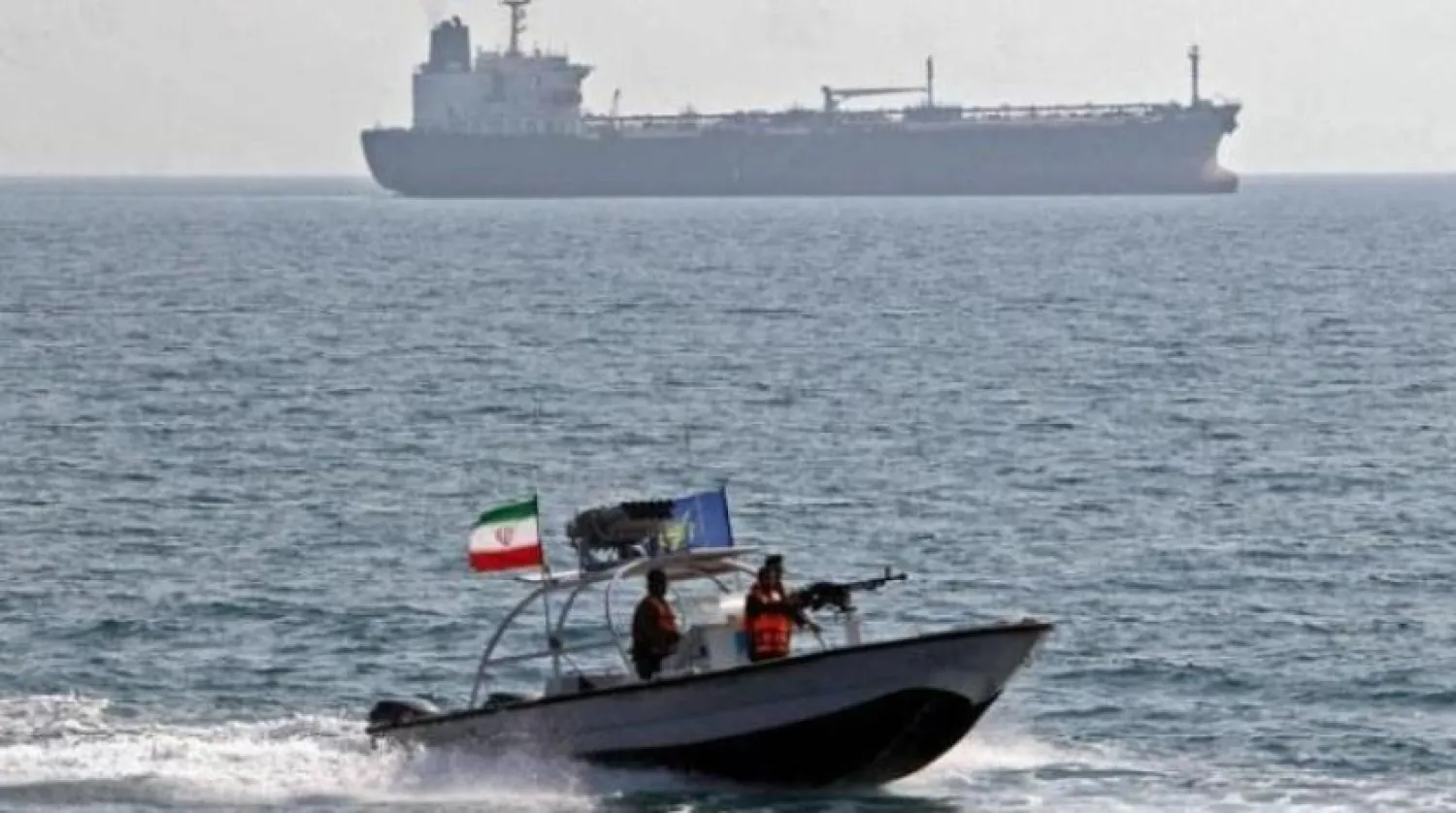 Körfez'de bir petrol tankerinin yanında Devrim Muhafızları'na ait bir tekne (Arşiv - AFP)
