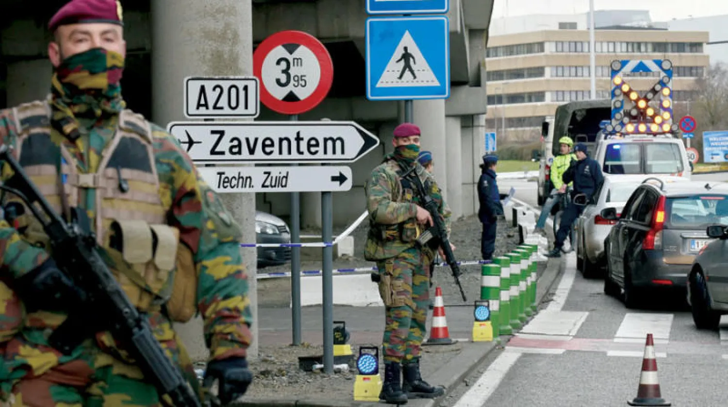 رجال أمن يحرسون مدخل مطار زافينتيم ببروكسل بعد الهجمات الإرهابية في مارس 2016 (أ.ف.ب)