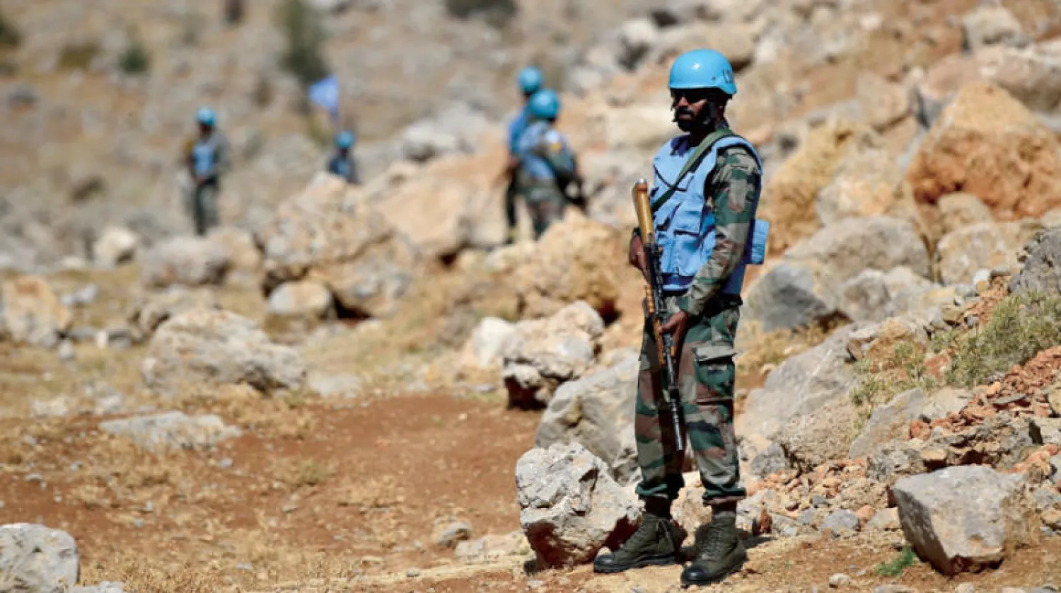 عناصر من «اليونيفيل» قرب «الخط الأزرق» الحدودي مع إسرائيل لحفظ الأمن خلال زيارة نظمها «حزب الله» هذا الأسبوع لعدد من مناصريه إلى المنطقة (إ.ب.أ)