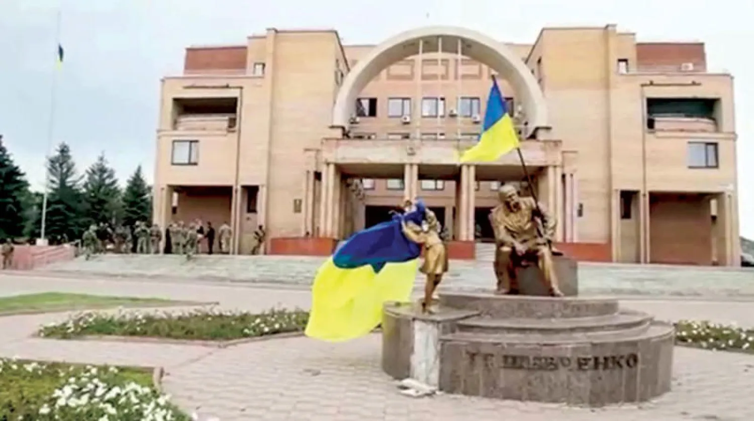 جنود وأعلام أوكرانية في منطقة بالاكليا بإقليم خاركيف شرق أوكرانيا أمس (وزارة الدفاع الأوكرانية - إ.ب.أ)