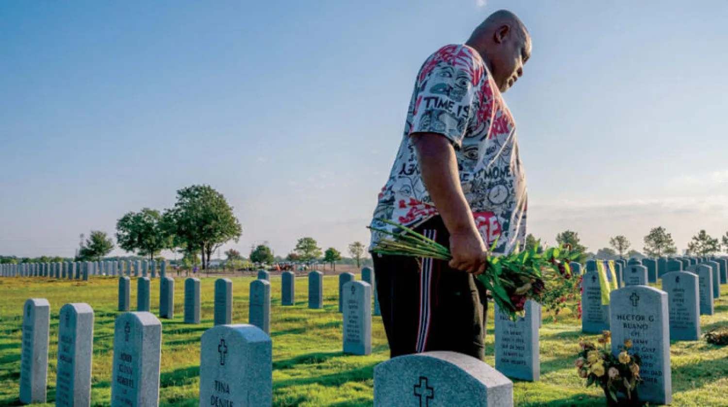 مواطن في مقبرة هيوستن بتكساس أمس حيث تم دفن بعض ضحايا هجمات 11 سبتمبر بنيويورك (أ.ف.ب)