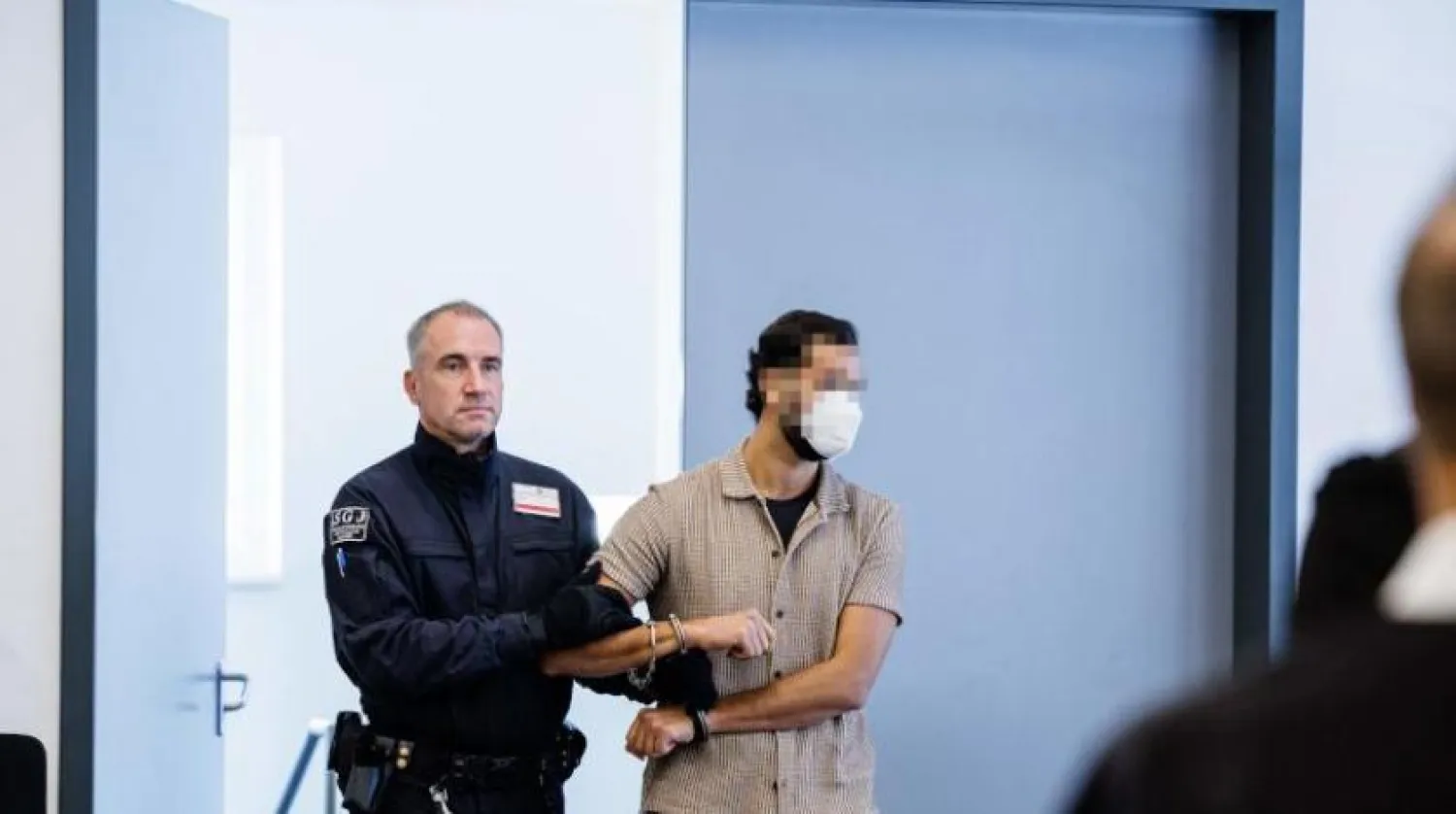 Almanya’nın doğusundaki Dresden’de mahkeme salonundaki polis zanlı ile (AFP)