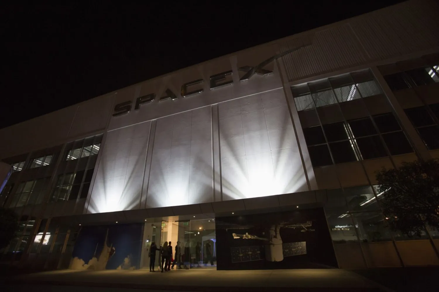 An exterior of the SpaceX headquarters in Hawthorne, California May 29, 2014. REUTERS/Mario Anzuoni

