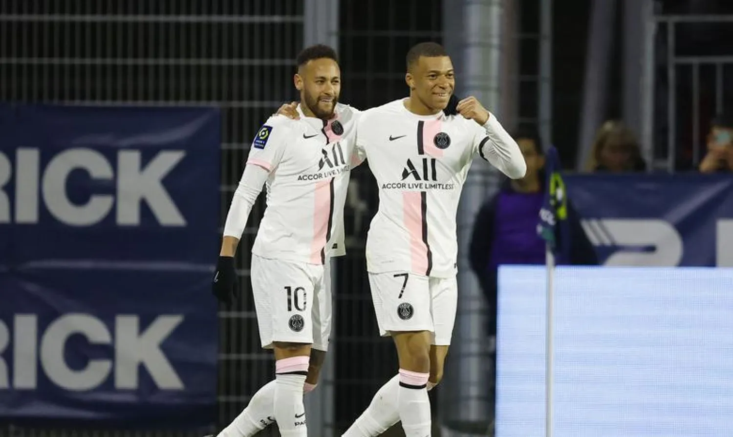 المهاجمان نيمار وكيليان مبابي (رويترز)