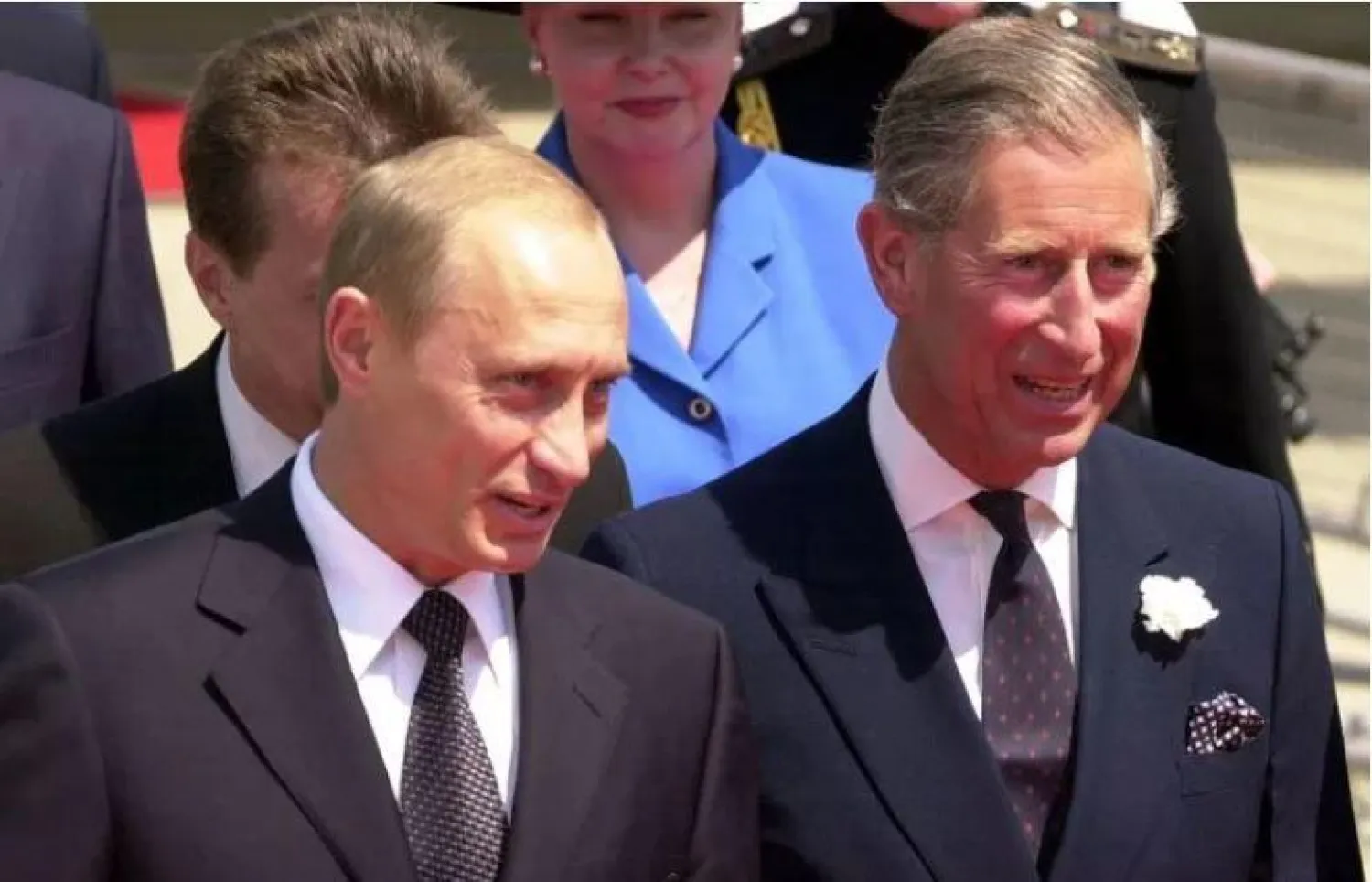 الرئيس الروسي فلاديمير بوتين مع الأمير البريطاني تشارلز آنذاك عند وصوله إلى مطار هيثرو في لندن في 24 يونيو 2003 (أرشيفية - رويترز)