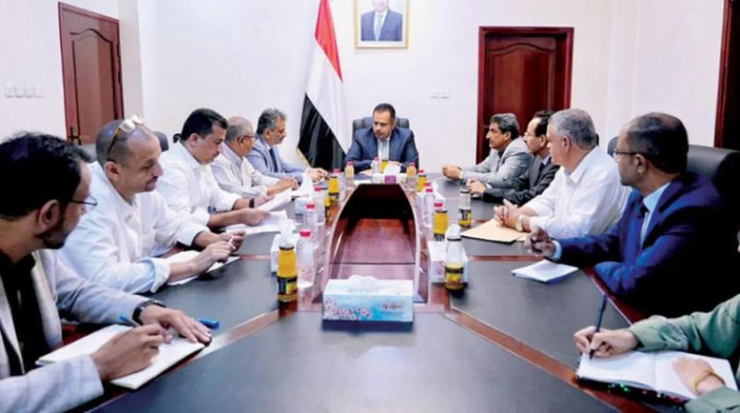 Yemeni Prime Minister Maeen Abdulmalik chairs a meeting with local authorities to evaluate the implementation of service projects in Aden Thursday (Saba News Agency)