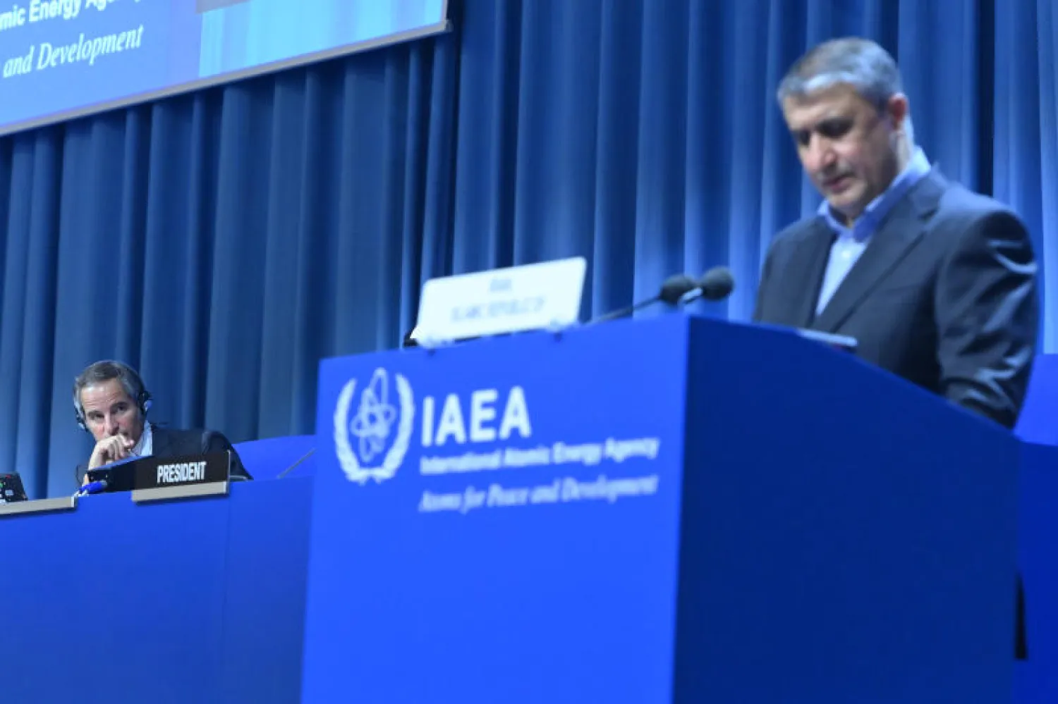 غروسي ينصت إلى كلمة رئيس «المنظمة الإيرانية للطاقة الذرية» محمد إسلامي خلال الاجتماع الفصلي في سبتمبر 2021 (الطاقة الذرية)