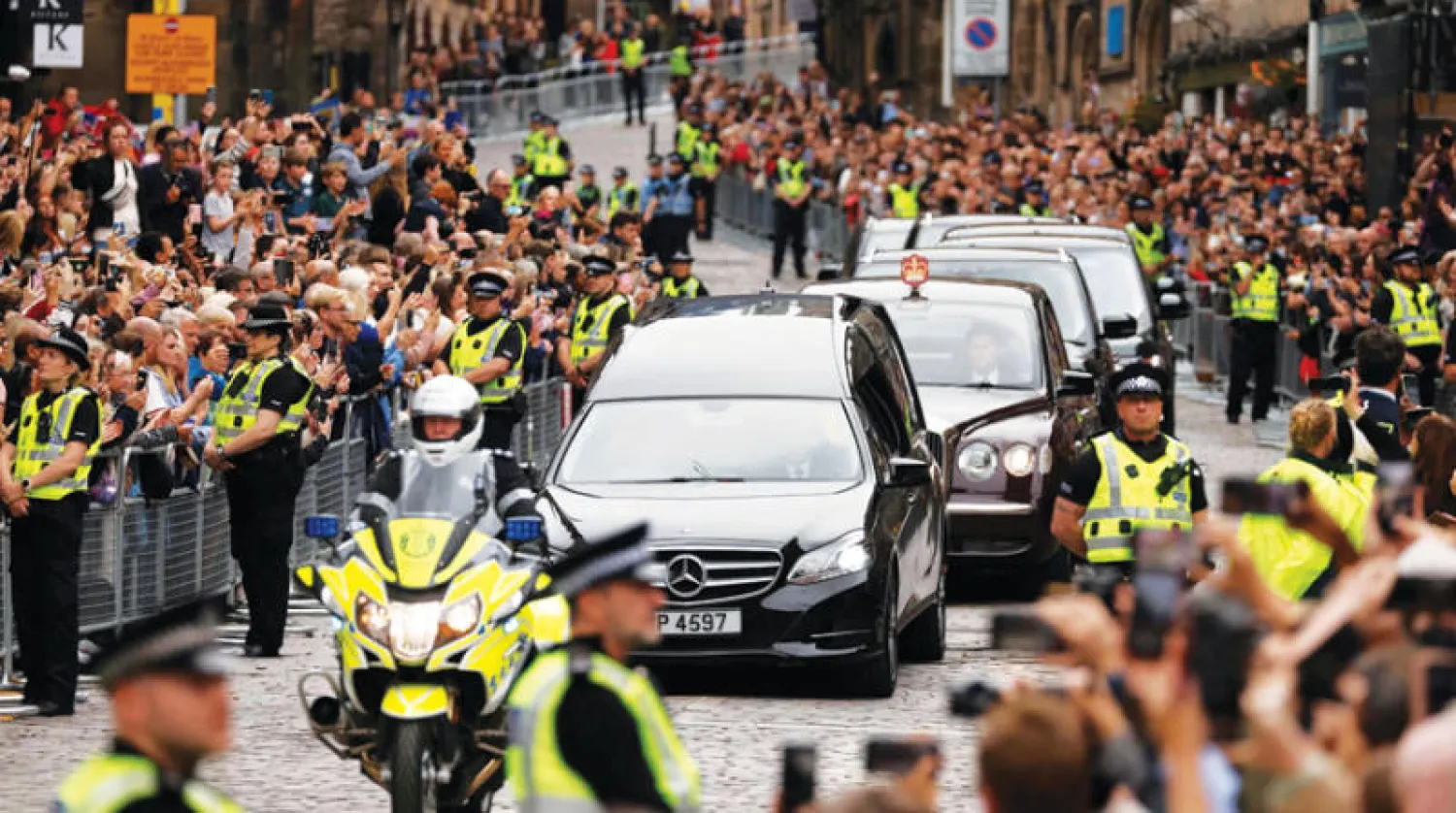 حشود تصطف أثناء مرور «موكب النعش» في إدنبره أمس (أ.ف.ب)