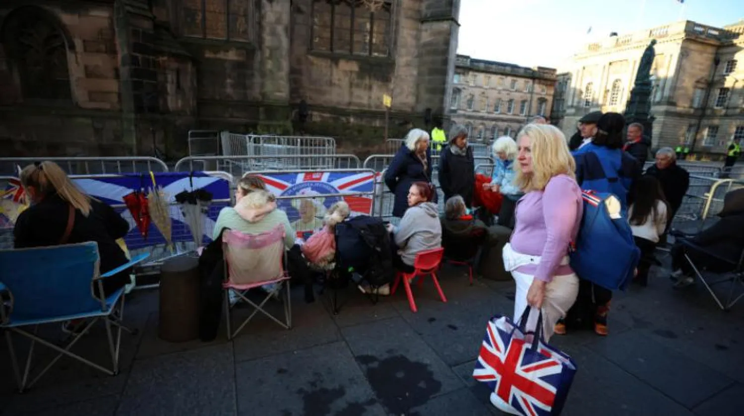St. Giles Katedrali'nin dışında, Kraliçe 2. Elizabeth'in tabutunun gelmesini bekleyenlerin yası sürüyor. (Reuters)