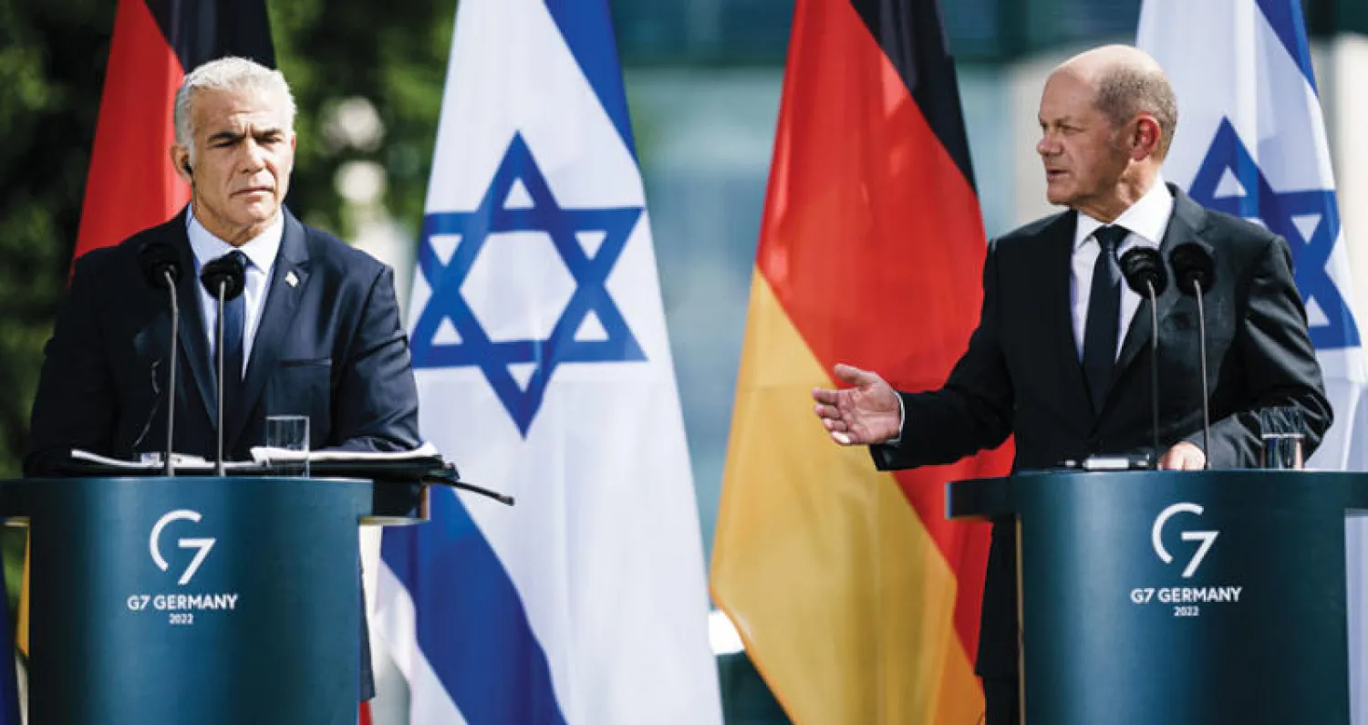 رئيس الوزراء الإسرائيلي يائير لبيد خلال لقاء مع المستشار الألماني أولاف شولتز في برلين (إ.ب.أ)