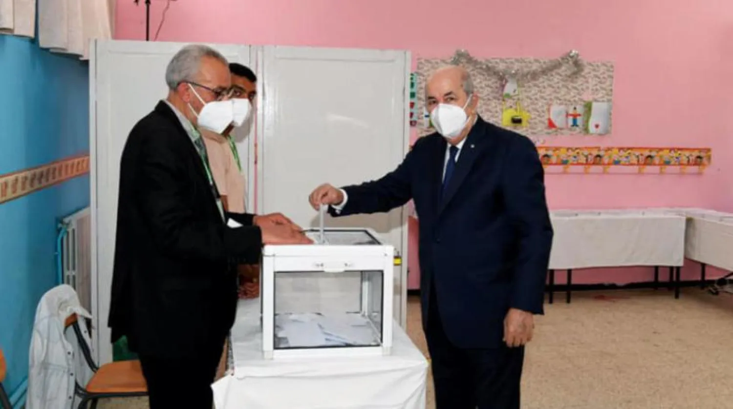  Cezayir Cumhurbaşkanı Abdülmecid Tebbun önceki seçimlerde oy kullanırken. (Şarku’l Avsat arşiv)