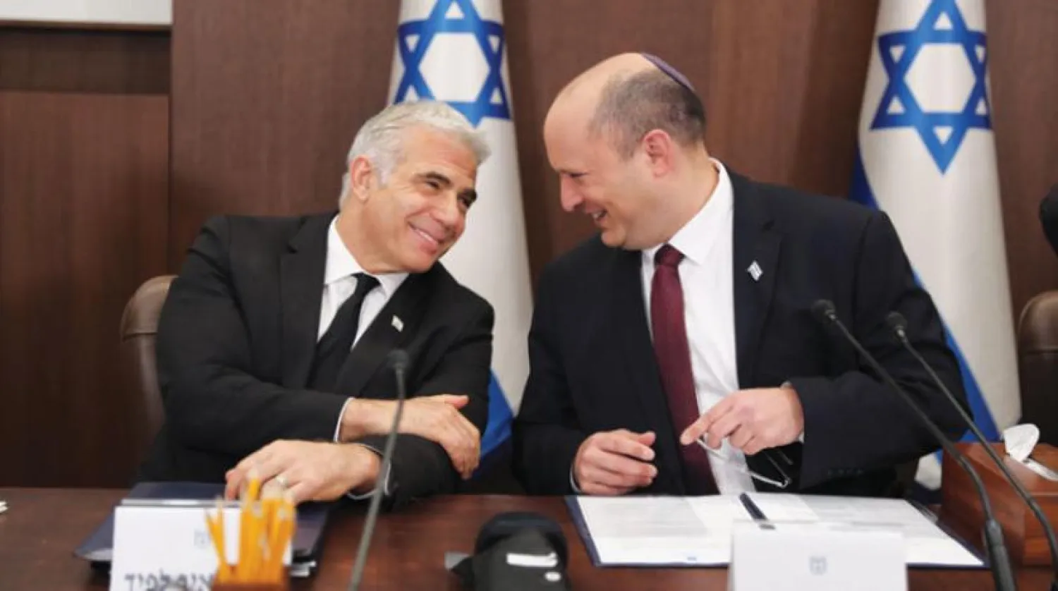 Naftali Bennett (sağda) geçen haziran ayında Dışişleri Bakanı Yair Lapid ile bir kabine toplantısında (EPA)